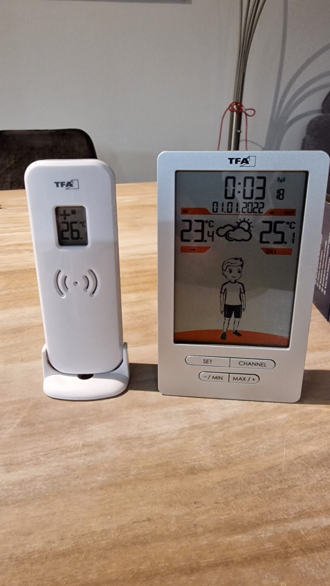 TFA Dostmann Weather Jack draadloze weerstation, 35.1166.54, buiten- en binnentemperatuur, weersvoorspelling, met kledingsuggesties, radiografische klok, zilver, (L) 82 x (B) 27 x (H) 140 mm