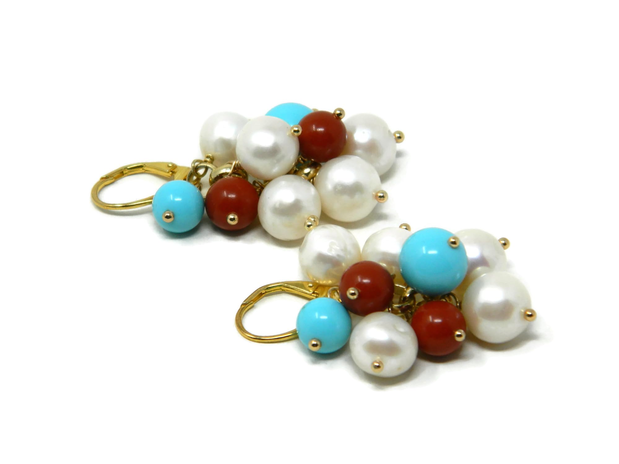 DodiGioielli Orecchini Pendenti a Grappolo con Perle di Fiume, Corallo e Turchese - Lunghezza 5 cm - Chiusura in Argento 925 Placcato Oro - Fatti a Mano in Italia