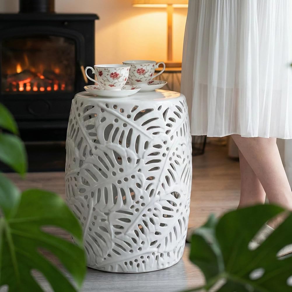 Tabouret en céramique avec motif de feuilles creuses pour optimiser un petit salon