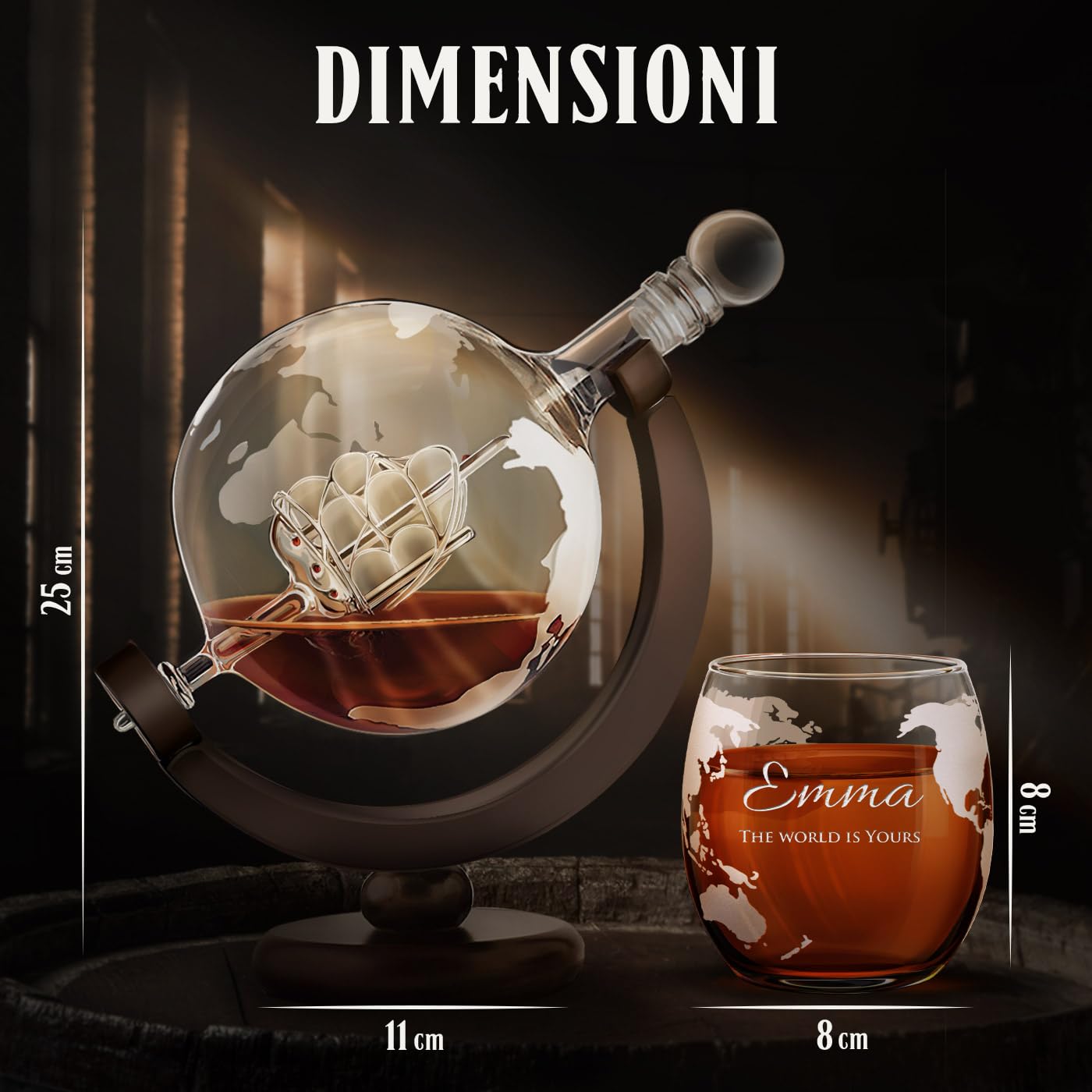 Maverton Decanter per Whisky in vetro - incisione personalizzata - Caraffa a forma di mappamondo da 850 ml + 2 bicchieri da whisky - regalo uomo - mondo
