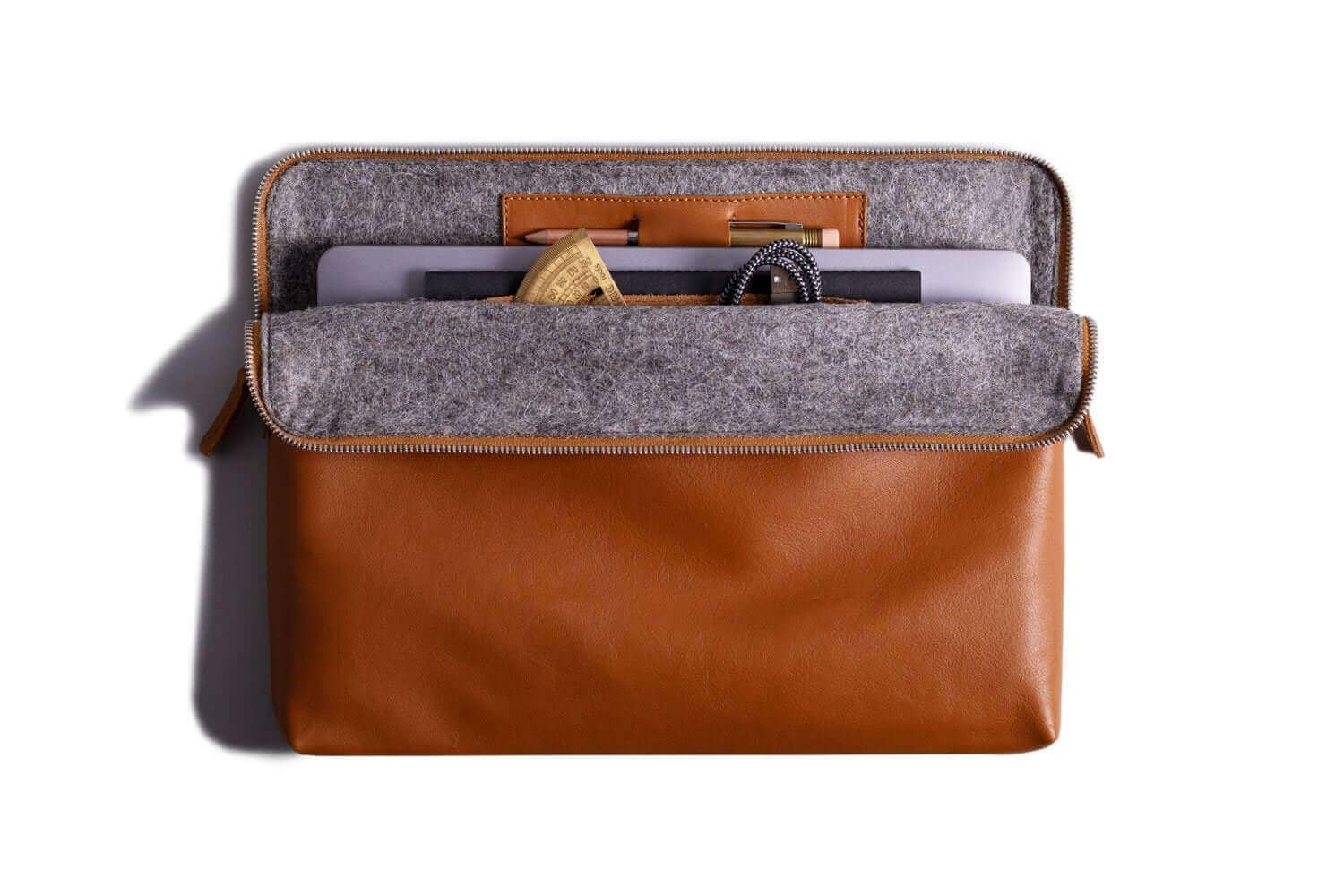 Harber London - Funda de piel para MacBook | Carry-All Compatible con Macbook Pro 14" (M1-2021 / M2-M3 2023 / M4-2024 / M5-2025 / M5 Pro & M5 Max-2026) - NEW | Color Azul Navy