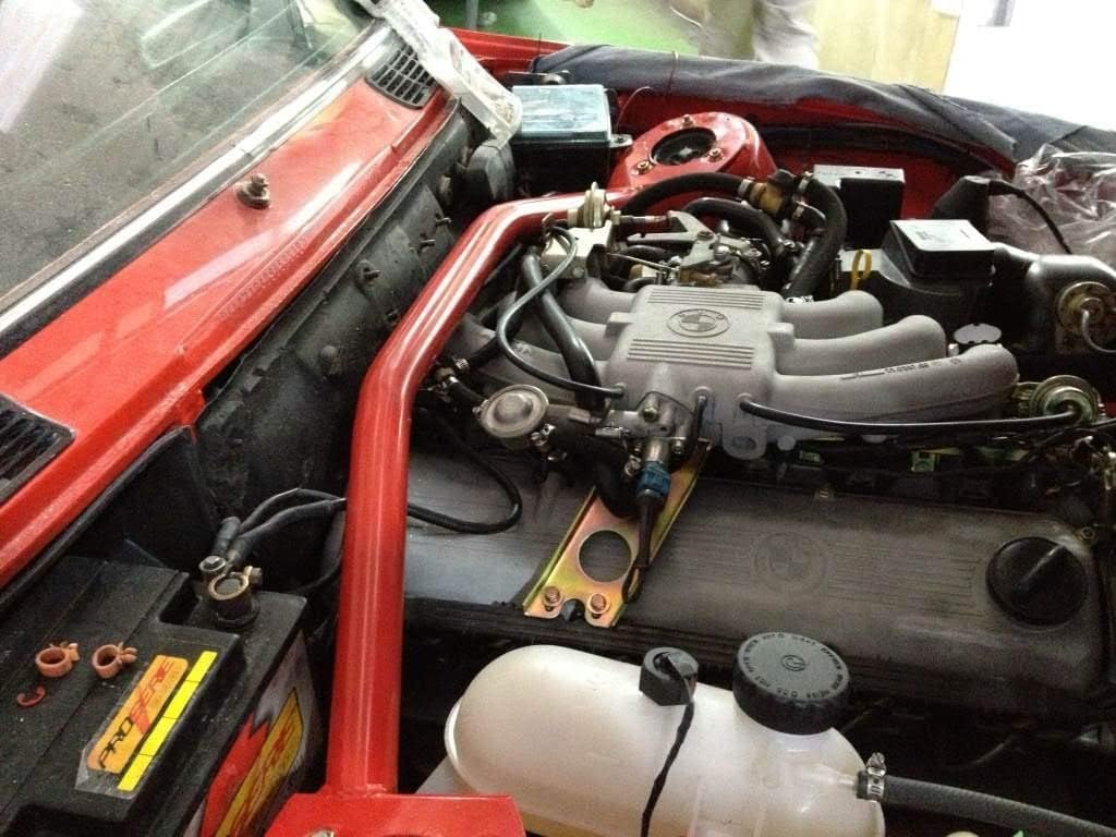 Ultra Racing Front Strut Bar for BMW E30 3 Series 318 325 M3 UR-TW2-069