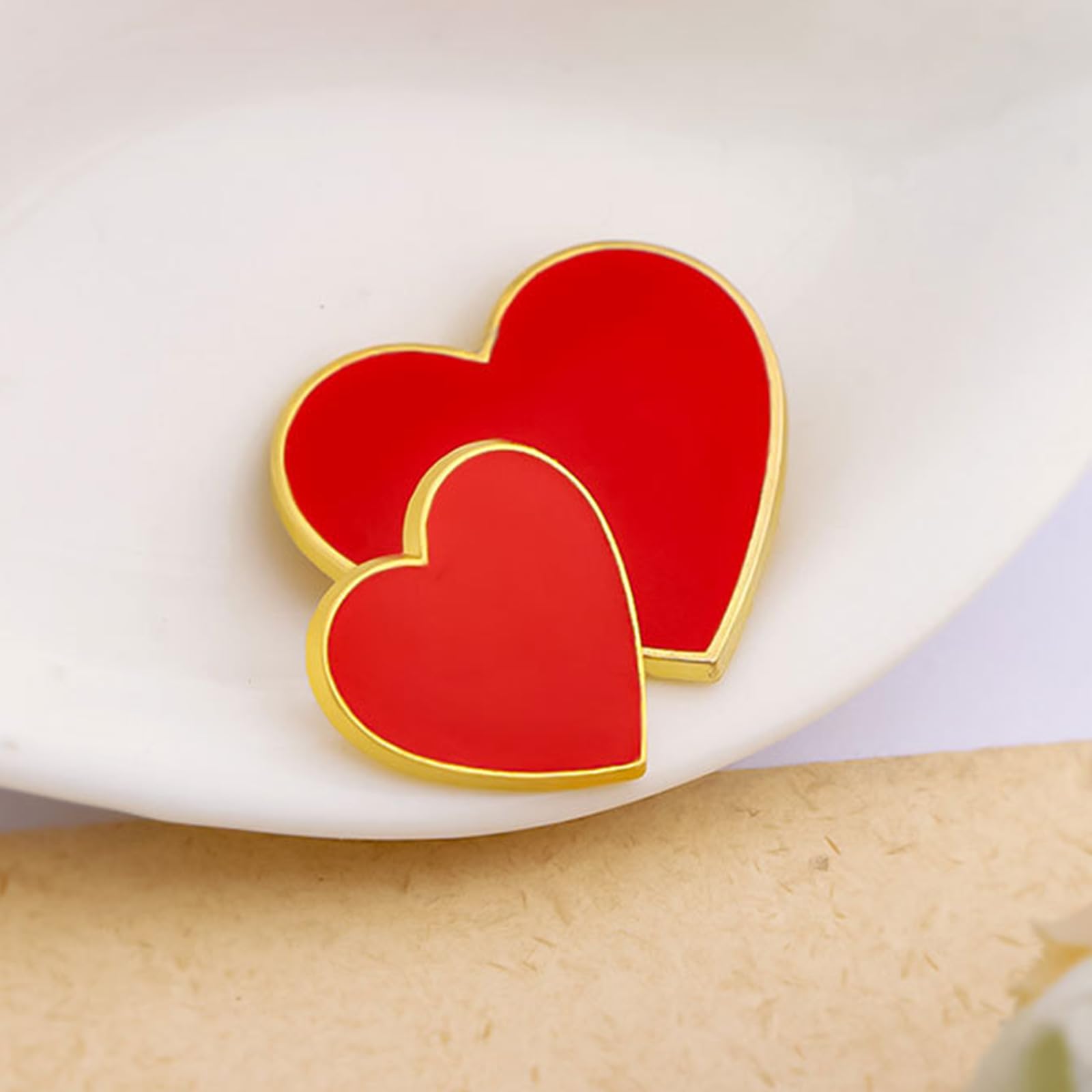 Broche único en forma de corazón para parejas y amigos, hecho de aleación resistente