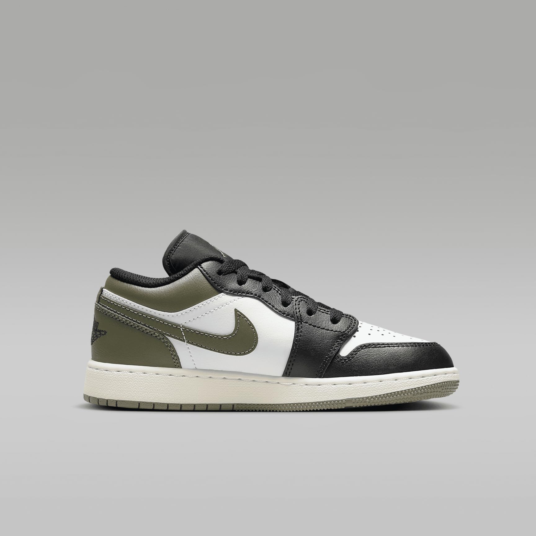 Air Jordan 1 Basso Nero Toe Medium Olive Grade School Lifestyle Scarpe (Nero/Medio Oliva/Bianco)