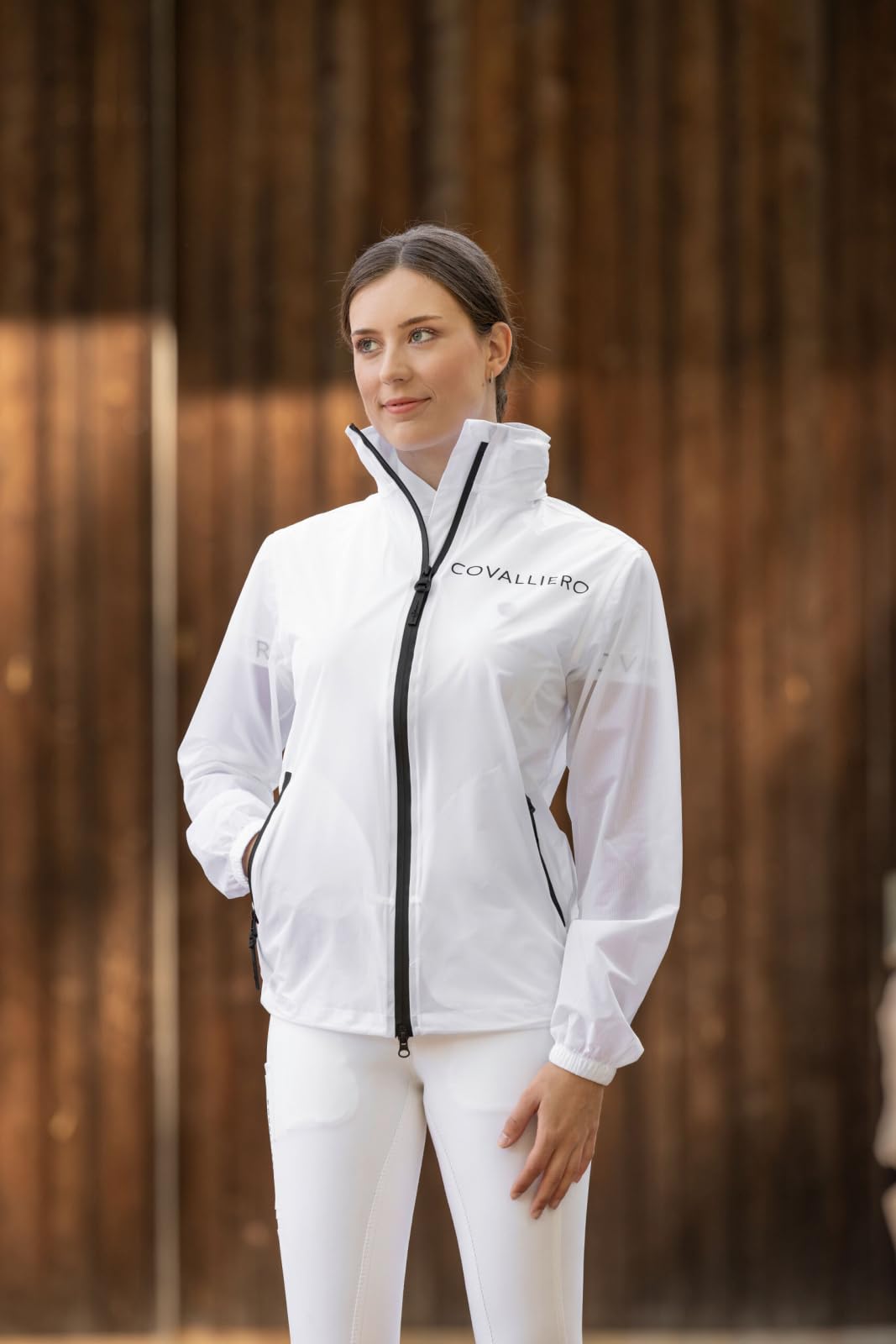 Covalliero - Damen Regenjacke ClearView – Regencape mit verstaubarer Kapuze & Reißverschluss – Wasserdicht & Atmungsaktiv – Sportjacke in Transparent/Durchsichtig – Mehrere Größen