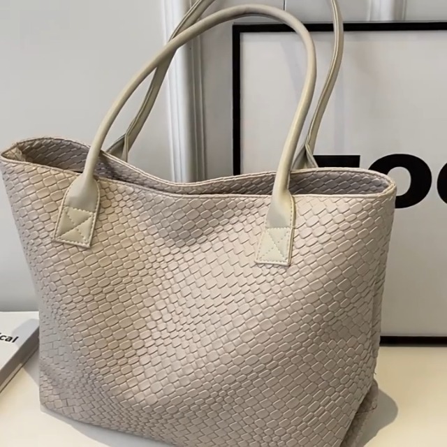 Bolso tote grande de cuero tejido con asa para hombro miniatura 7