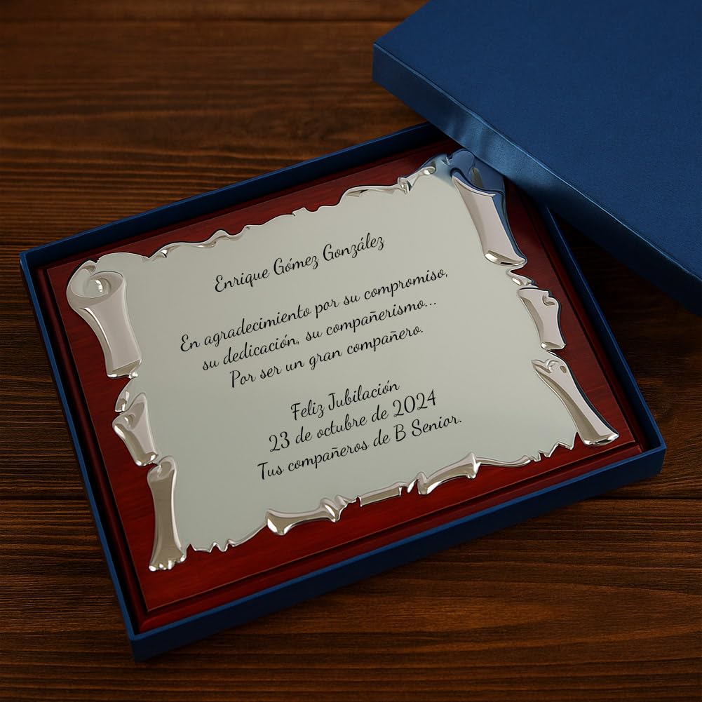 CALLE DEL REGALO - Placa de Homenaje Personalizada con Texto Grabado | Regalo de Jubilación, Reconocimiento y Agradecimiento | Placa de Metal Plateado con Base de Madera y Estuche de Regalo | 25x20 cm