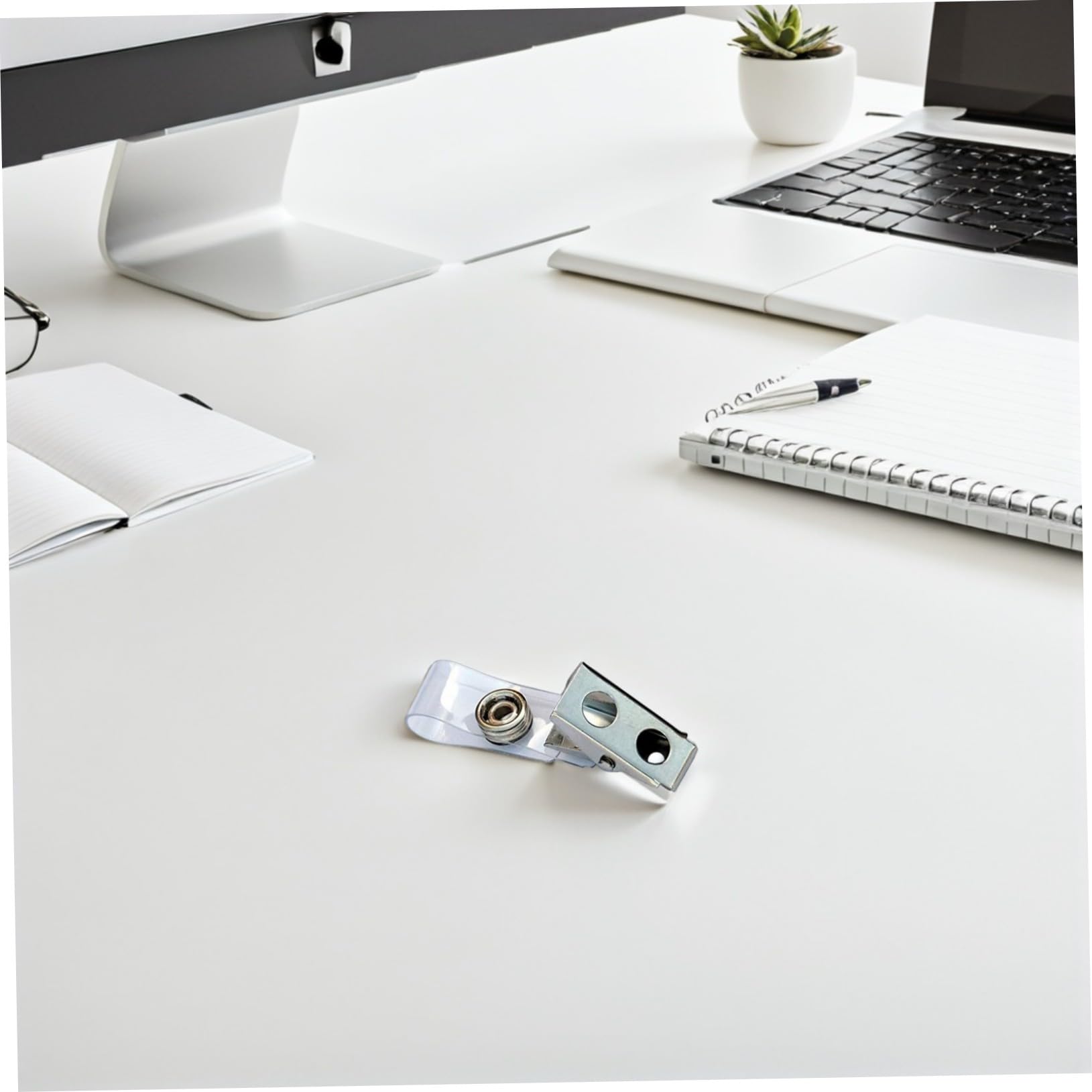 NUOBESTY 250 Pièces Clips Badge Métal avec Double Trou et Lanières PVC Transparentes Pinces Porte-badge Compactes pour Cartes Identité et Étiquettes Nom Travail et Conférences