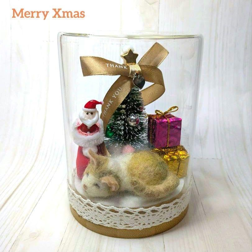 Xmasツリーの下で眠る猫 高ぶる 羊毛フェルト猫