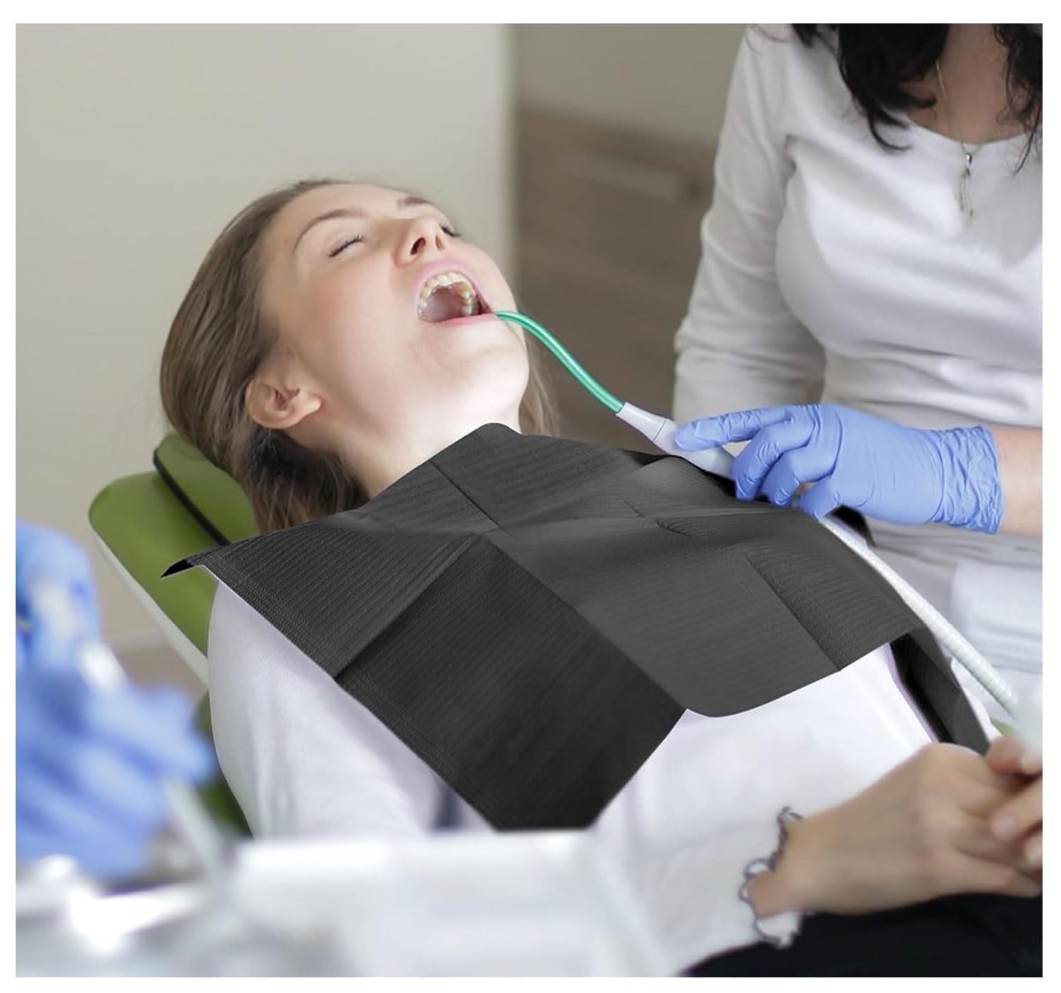 50 Pezzi Bavaglini Dentali,34cm*45cm Tovaglia Monouso per Tatuaggi,Bavaglini Per Tatuaggio,Bavaglini per Tatuaggio Usa e Getta,Adatto per tovaglioli per catering,cliniche,studi di tatuaggi,ecc.(Nero)