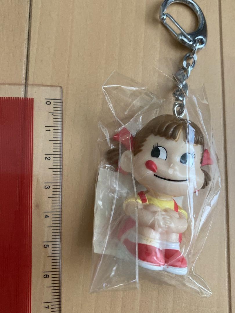 Amazon.co.jp: ペコちゃんキーホルダー 横顔もかわいい