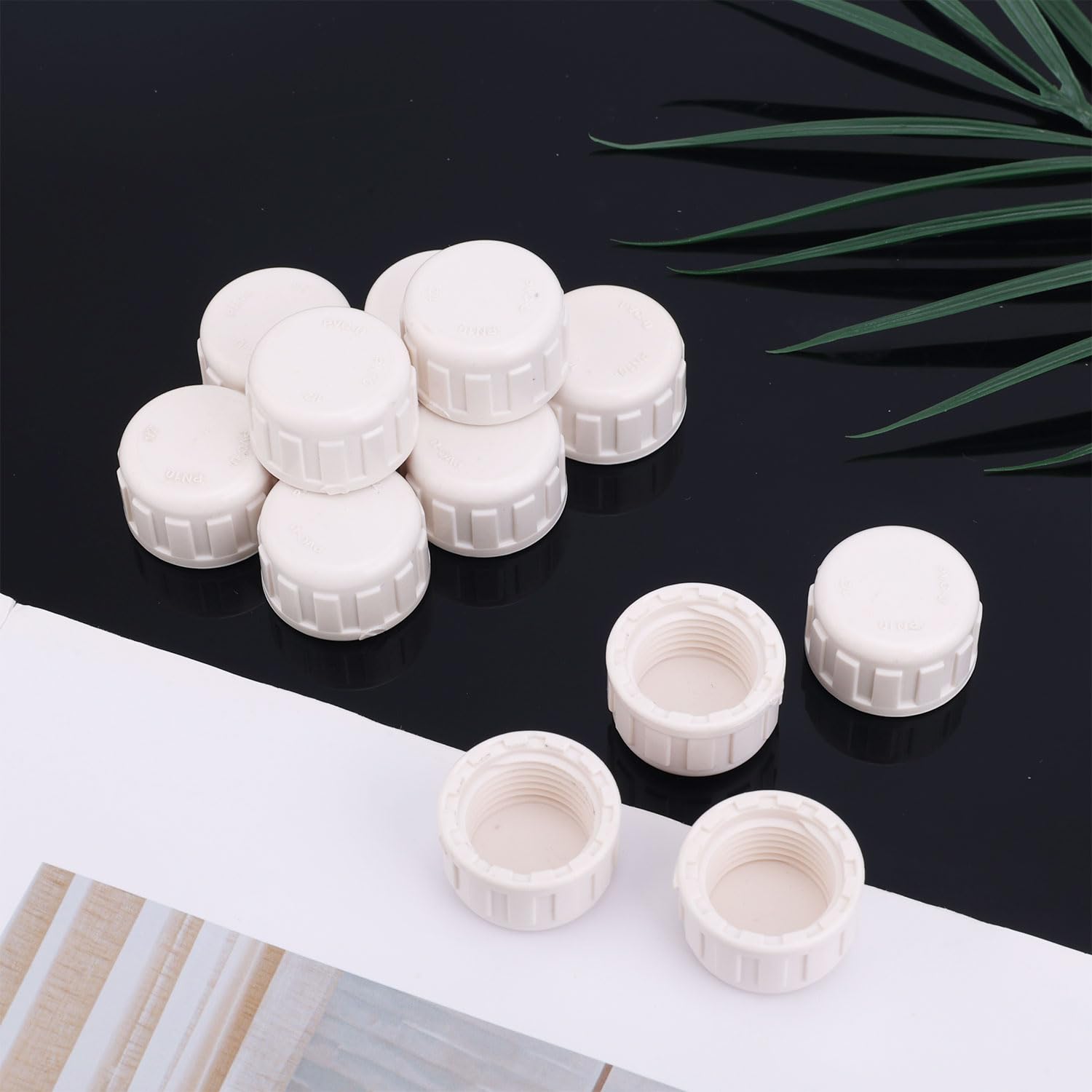 BOXOB 12 Sztuk 1/2-Calowych Końcówek Rur PVC z Gwintem Żeńskim, Zaślepki Adaptery Zaślepki PVC do Projektów Typu Zrób to Sam Napraw rur i Systemów Nawadniających Połączenie BSPT (Białe)