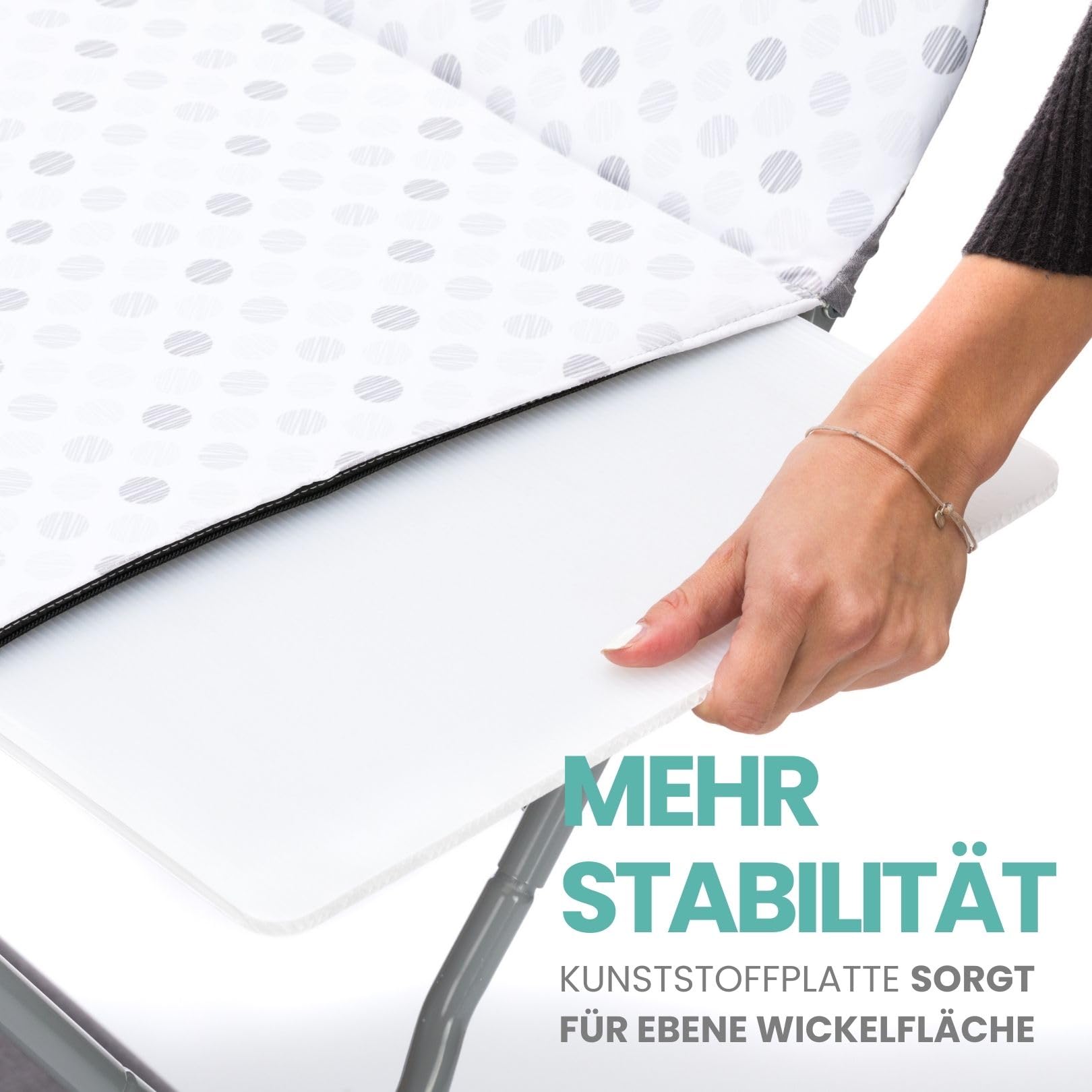 Fillikid Baby Wickelkombi - Punkte Grau | Klappbare Wickelkommode, mobiler Wickeltisch mit Wickelauflage und Ablagefächern, platzsparend und stabil
