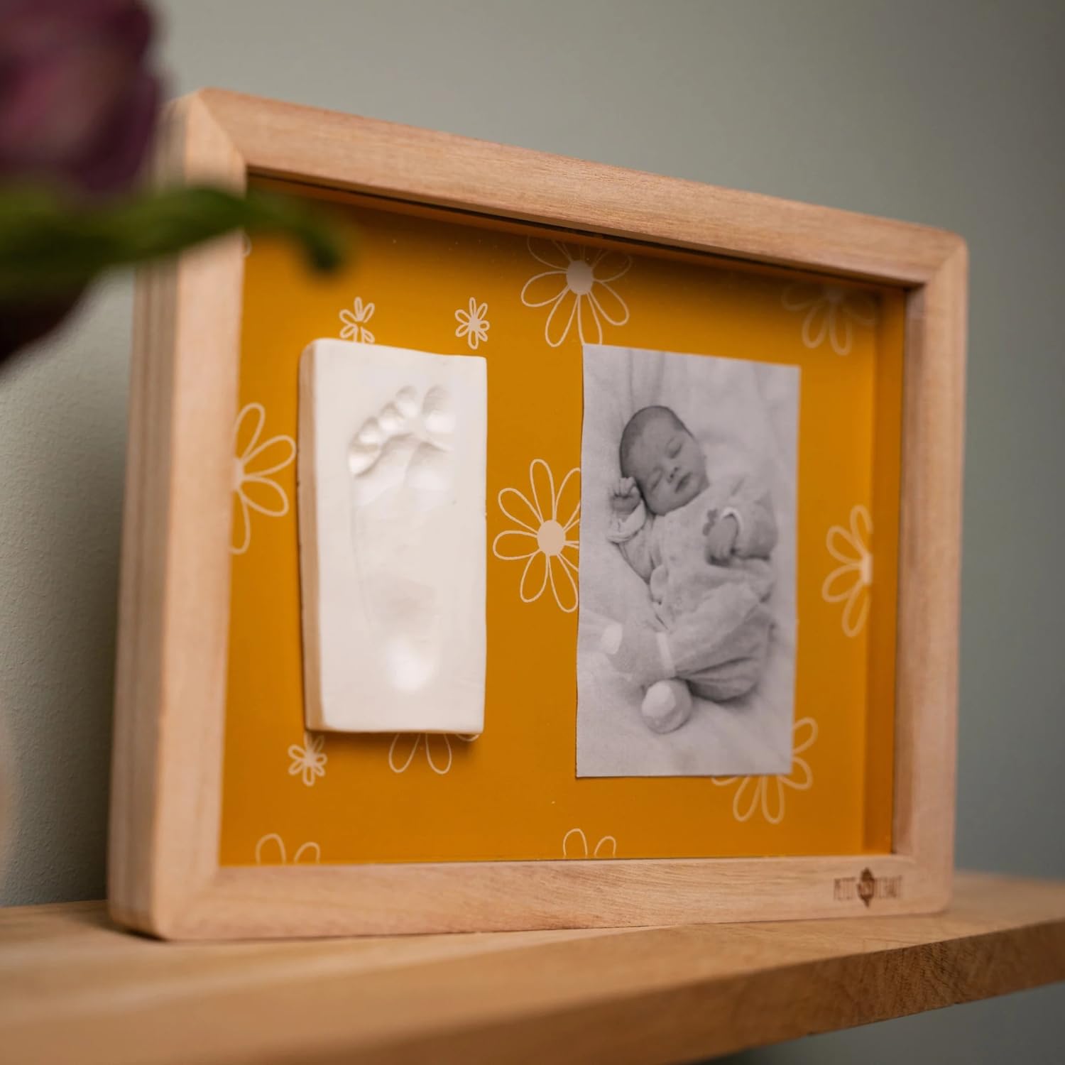 Marco de fotos clásico con kit de huellas para niños (ocre margarita) - Fondo reversible, arcilla hipoalergénica, rodillo - marco de fotos para colgar en la pared para huellas de