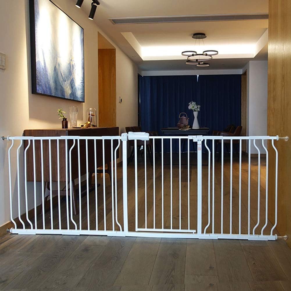 Barrière de sécurité escalier protégeant bébé et animaux contre les risques de chute