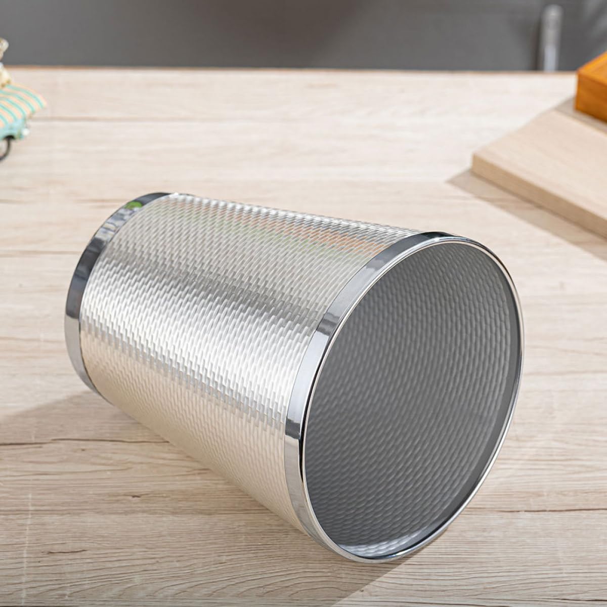 Metal Wastebasket Trash Can for Bedroom and Office, Silver Metal Garbage Bin with Open Top Design, Household Recycling Bin Suitable for Living Room and Outdoor Use