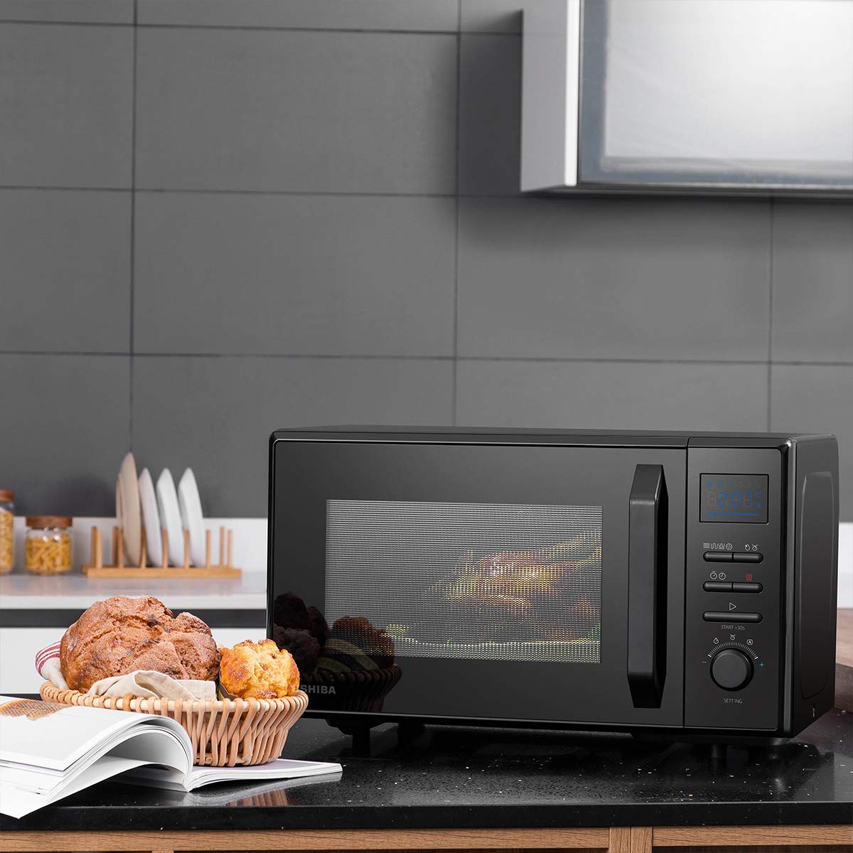 Toshiba Four à micro-ondes 950 W 25 L avec cavité en émail facile à nettoyer, plateau tournant à mémoire de position, convection 2250 W et grille croustillante 1150 W – Noir – MW2-AC25TF(BK)