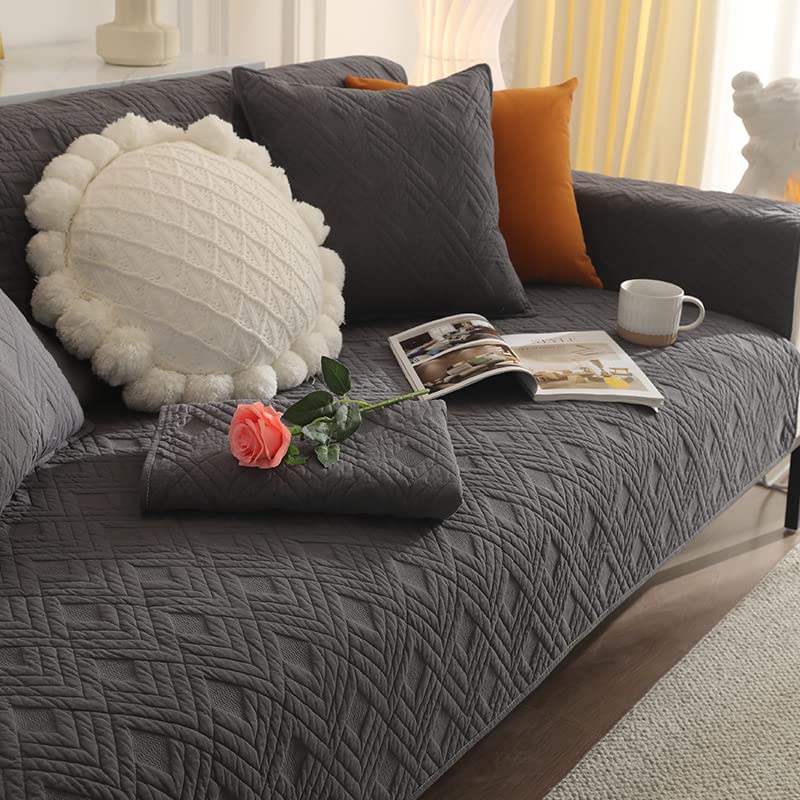 Housse de canapé gris foncé pour un salon familial chaleureux, propre et accueillant