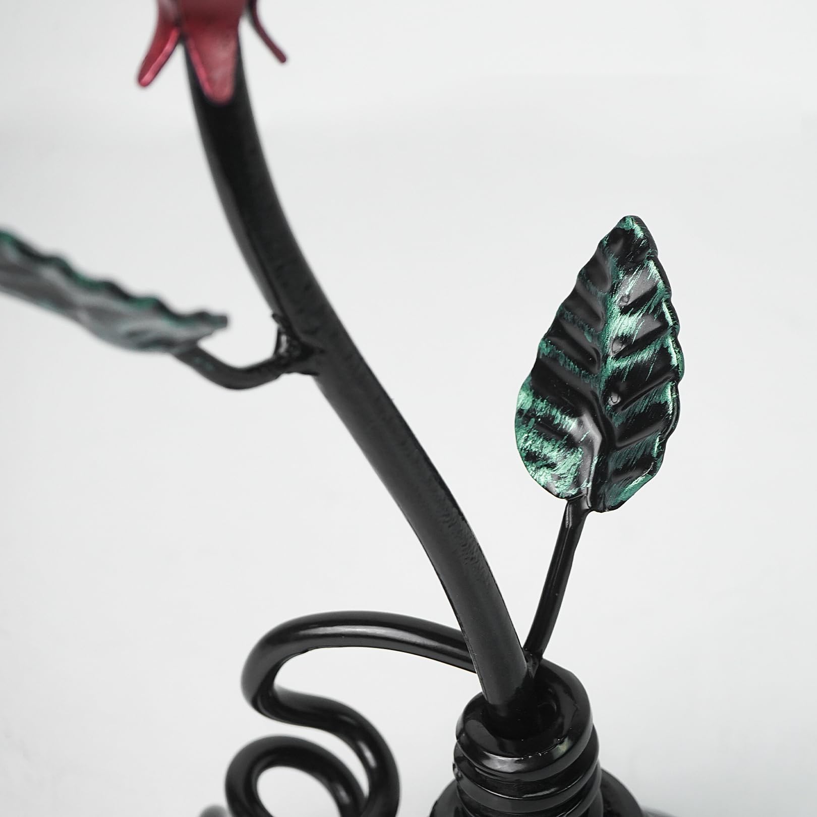 Aoneky Rosa in Ferro con Piedistallo - Rosa Eterna Forgiato a Mano - Scultura Rose Retro Regalo per Donna, San Valentino, Festa della Mamma Natale Anniversario Matrimonio di Bronzo (Rosso)