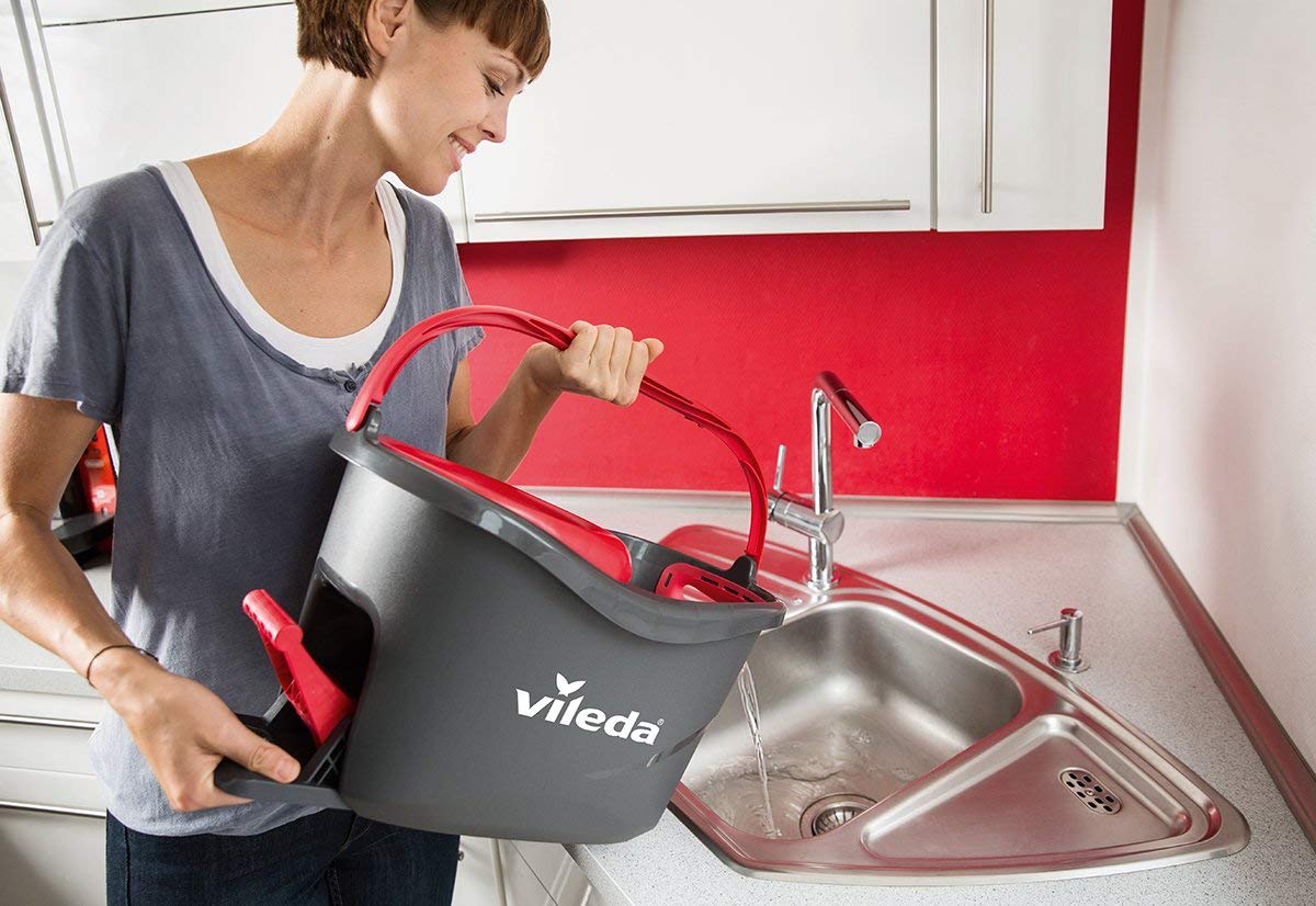 Vileda Turbo Mopp-Set mit Teleskopstange, drehbarem Abtropfeimer und Mikrofaser-Ersatz, Schwarz und Rot, 48,6 x 29,6 x 29,3 cm
