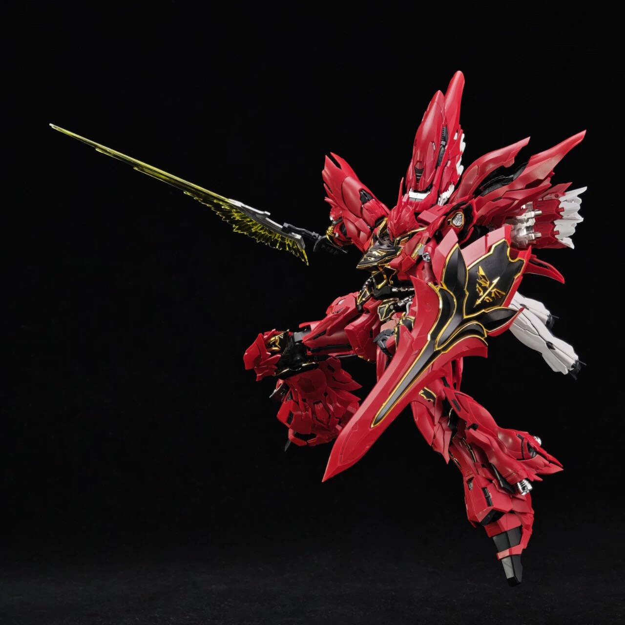 彗星科技 1/100 機甲 真紅の三倍速 組み立てプラモデル MG シナンジュ Amazon | LEBOO 彗星科技 1/100 1/100 機甲 真紅の三倍速 モデル