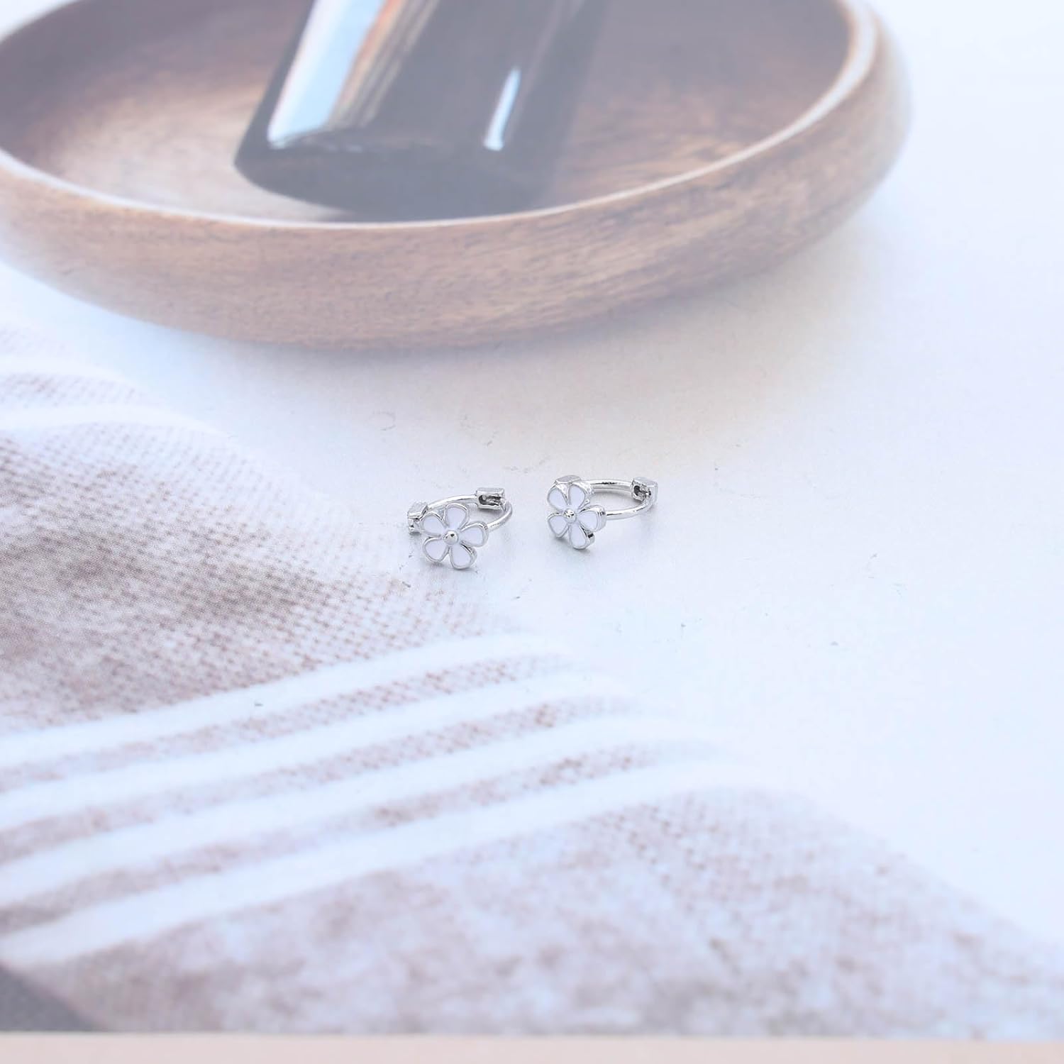 Andelaisi Boho Daisy Flower Tiny Hoop Earrings Daisy Flower Hoop Earrings Small Silver Huggie Hoop Earrings Flower Kawaii Cute Little Hoop Earrings Tiny Cuff Hoop Earrings for Women - Image 4