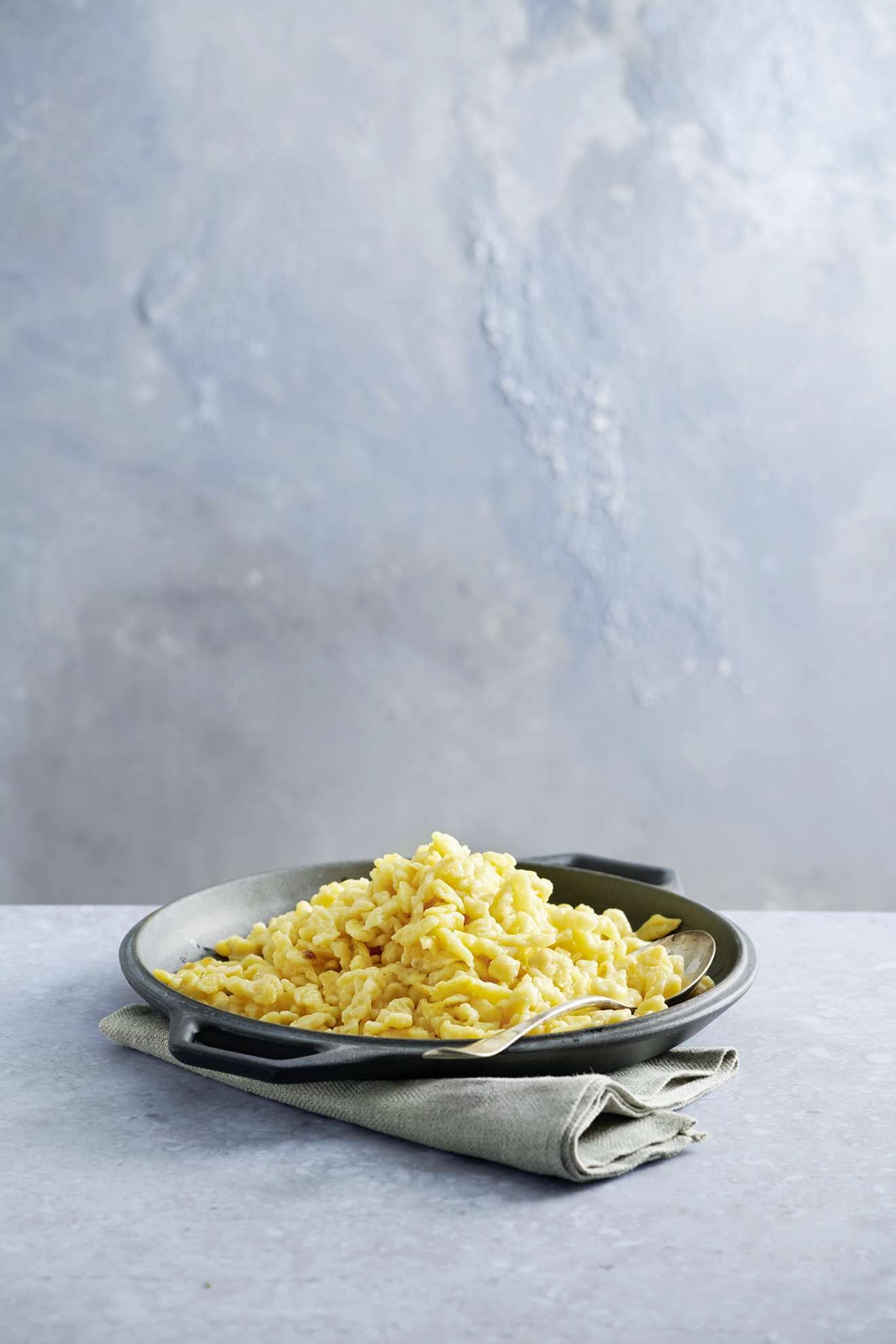 Betty Bossi Spätzle Blitz Maxi für 1,3 Liter Füllvermögen - Abmessen, Teimischen und Ausbringen in einem - rezeptlose Zubereitung dank Füllmarken