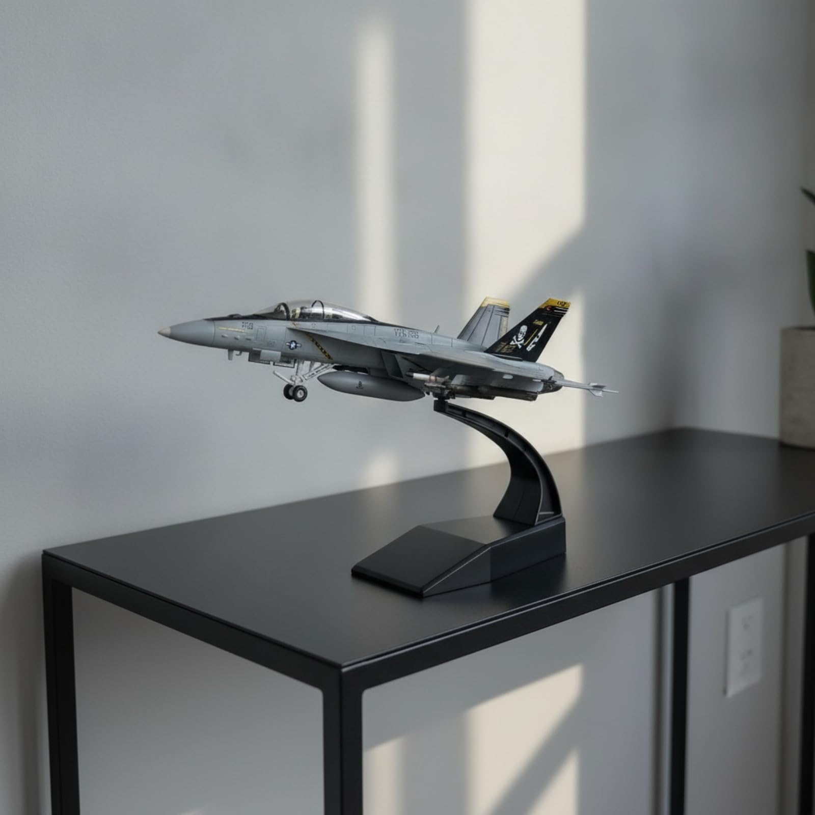 harayaa Modello Aereo da Caccia Aereo Militare Modellino da Collezione Statico in Lega Metallo Finitura Carrello di Atterraggio Dettagliato con Base da Tavolo, 1/100 F/A-18 Bounty Hunters