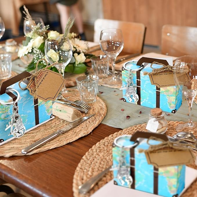 Lot de 50 mini valises avec carte du monde - Avec porte-clés en forme d'avion, billet de voyage et ficelle de jute pour fête sur le thème du voyage, fête prénuptiale, décorations de mariage