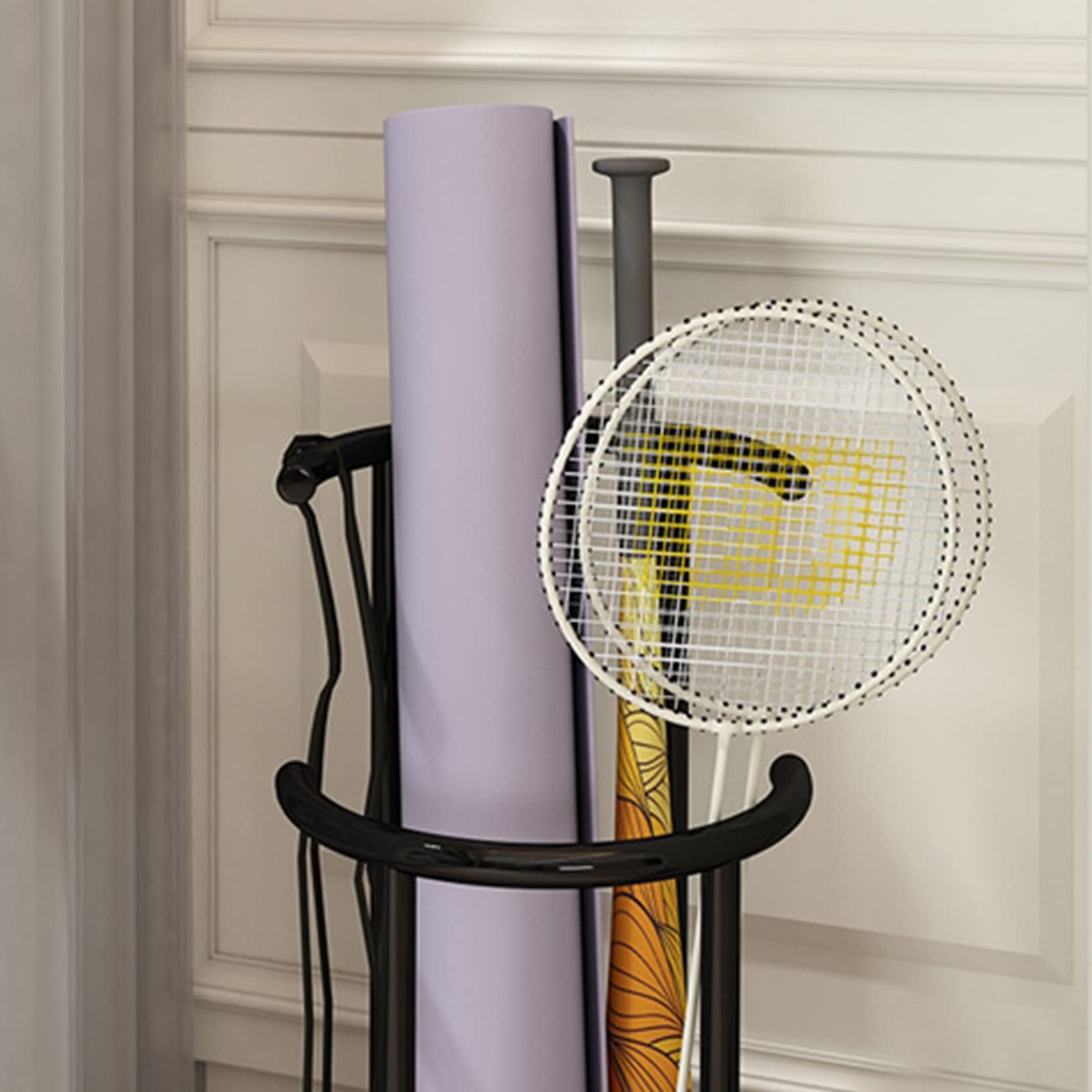 Soporte Vertical Redondo para Esterilla de Yoga con Base Estable, Cesta de Almacenamiento y organización para Gimnasio en casa, Soporte para Mancuernas, Pesas Rusas y Rod