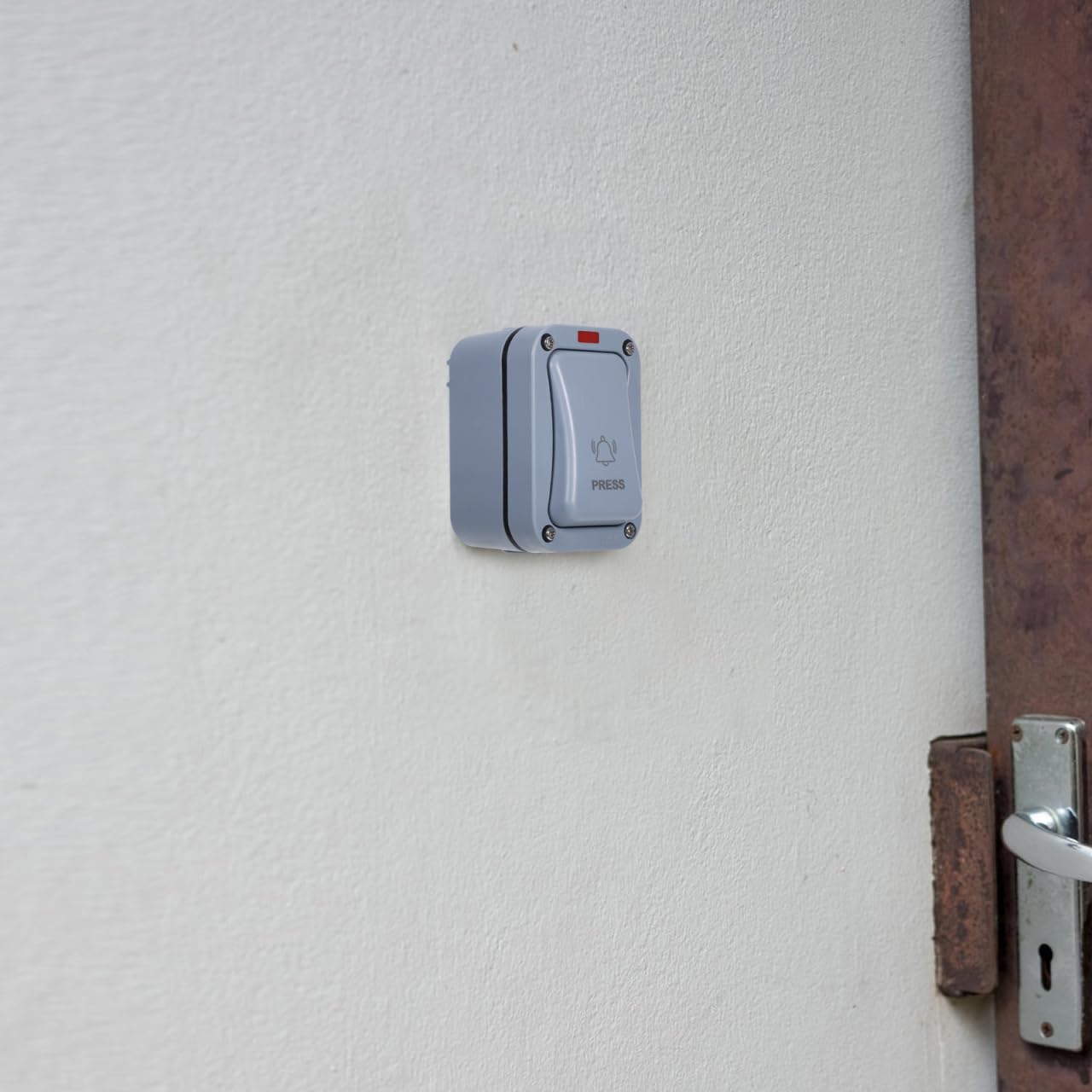 GLEAVI Pulsador de Timbre Impermeable de Exterior: Interruptor de Superficie con Luz Indicadora para Puerta y Garaje (9x6x5.5 cm)