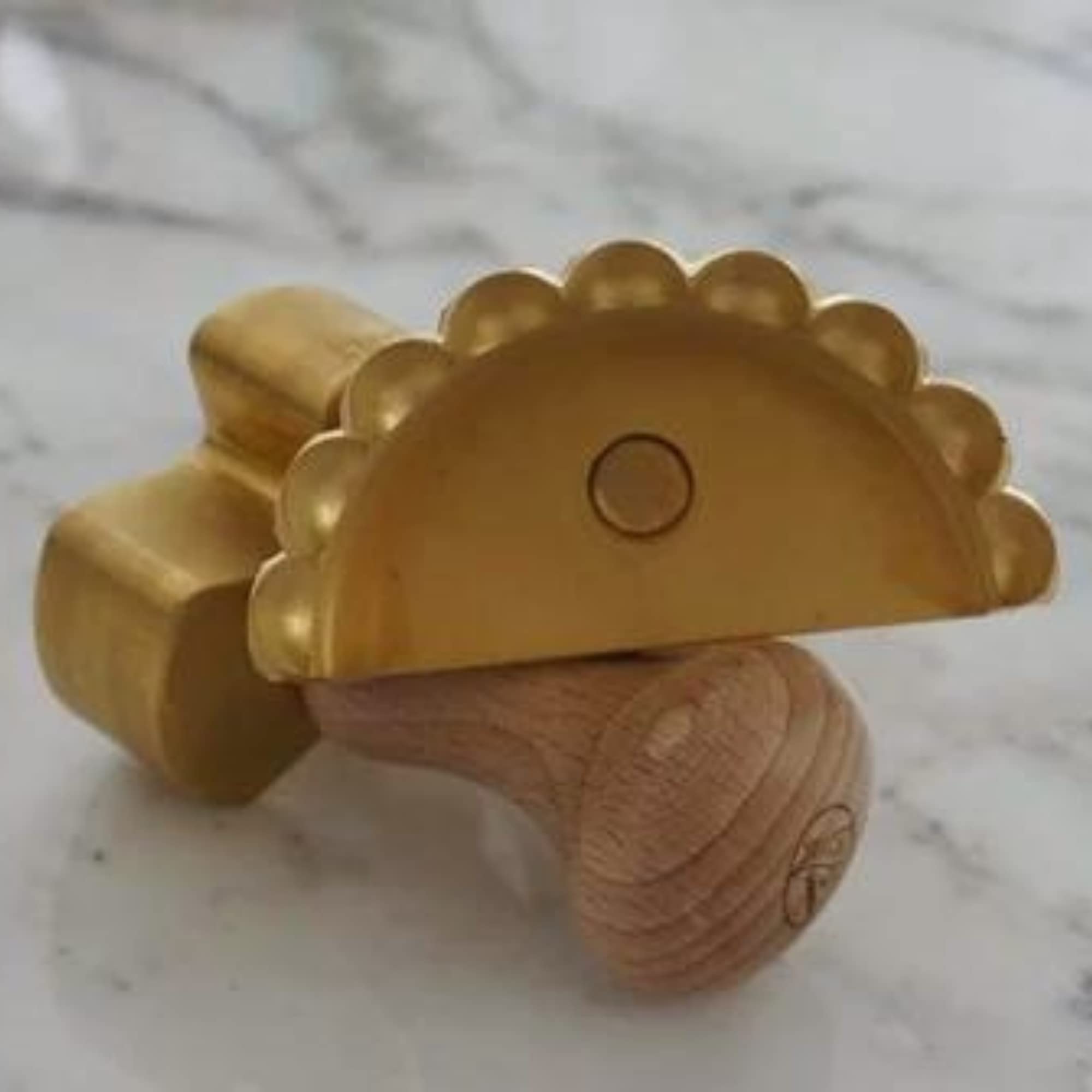 La Gondola Ravioli-Stempel - Halbmond-Form 90mm | Italienisches Pasta-Werkzeug für Zuhause, gewerbliche Küche | Messing & Naturholz | Einfach zu verwenden | Tortelli Ravioli Ausstecher Made in Italy