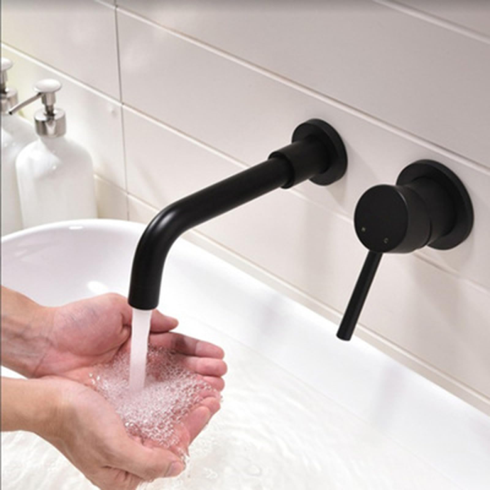 Robinet d'évier à bec pivotant 360° mural pour une routine matinale fluide et sans éclaboussures