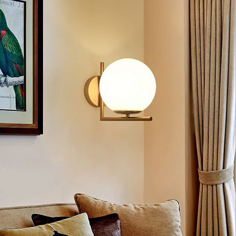 Szklana lampa ścienna Gniazdo E27 z białym szklanym kloszem w kształcie kuli Złoty metalowy wspornik Lampka nocna do sypialni Salon Przejście, oranżeria Ciekawe