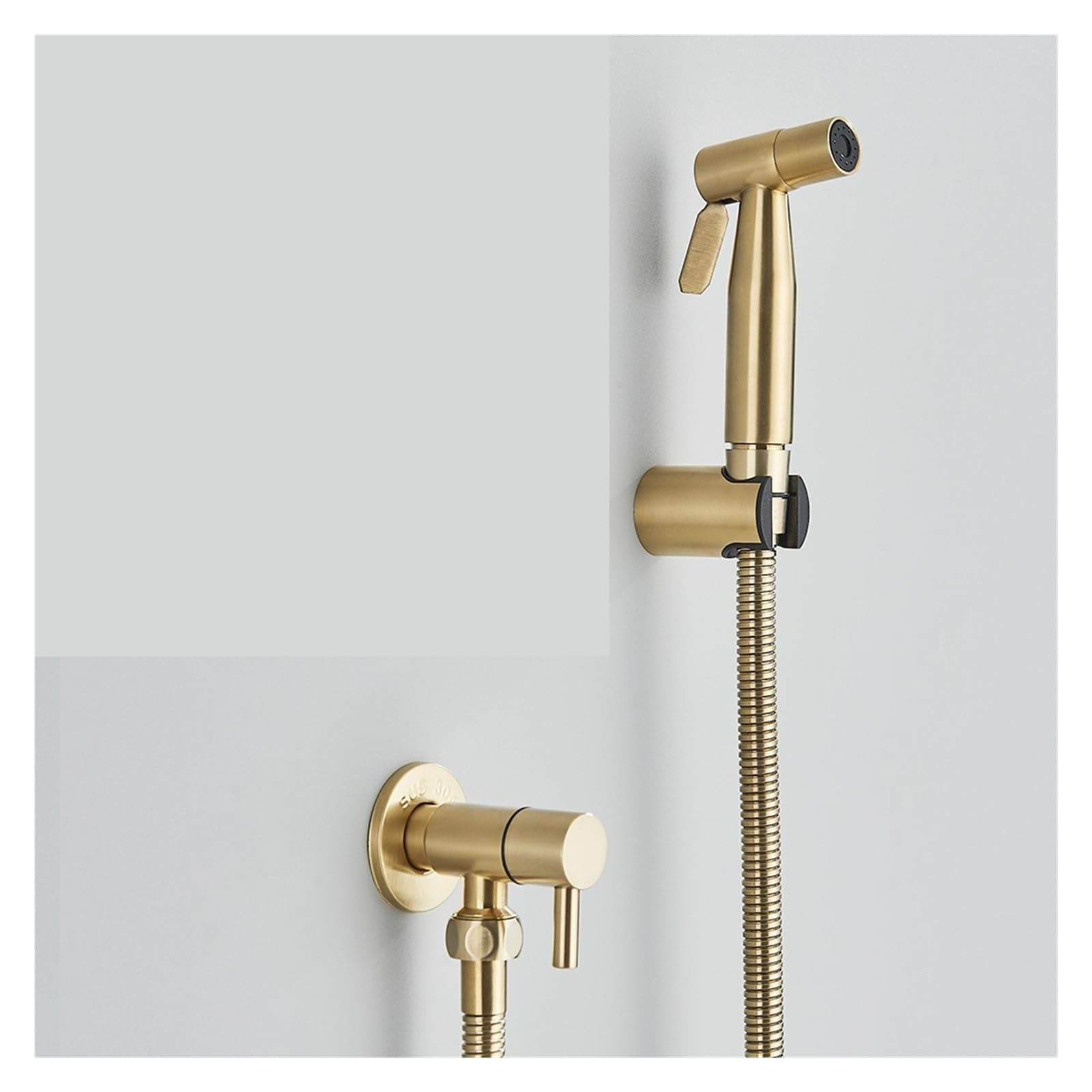 Bidet pulvérisateur suspendu or pour une toilette intime fraîche au quotidien