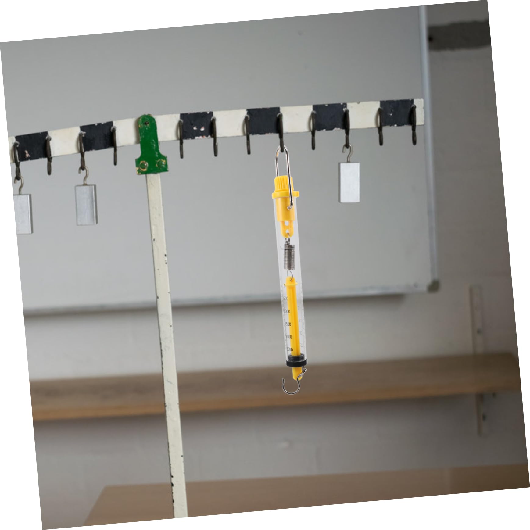 MAGICLULU Federwaage mit Haken und Aufhängeöse 2 Stück mit 25n Kapazität Kraftdynamometer Zufällige Farbe aus Kunststoff Mechanische Federwaage für Physikunterricht im Klassenzimmer