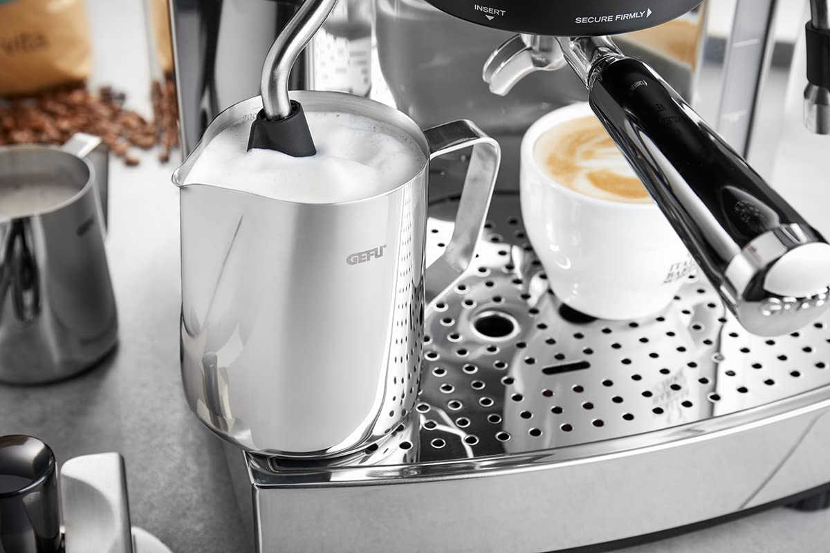 GEFU Milchkännchen BARISTA 350 ml | Edelstahl Kanne mit Ausgießnase & ml/fl.oz Skalierung | Für Milchschaum, Aufschäumen, Erhitzen, Spülmaschinengeeignete, Silber