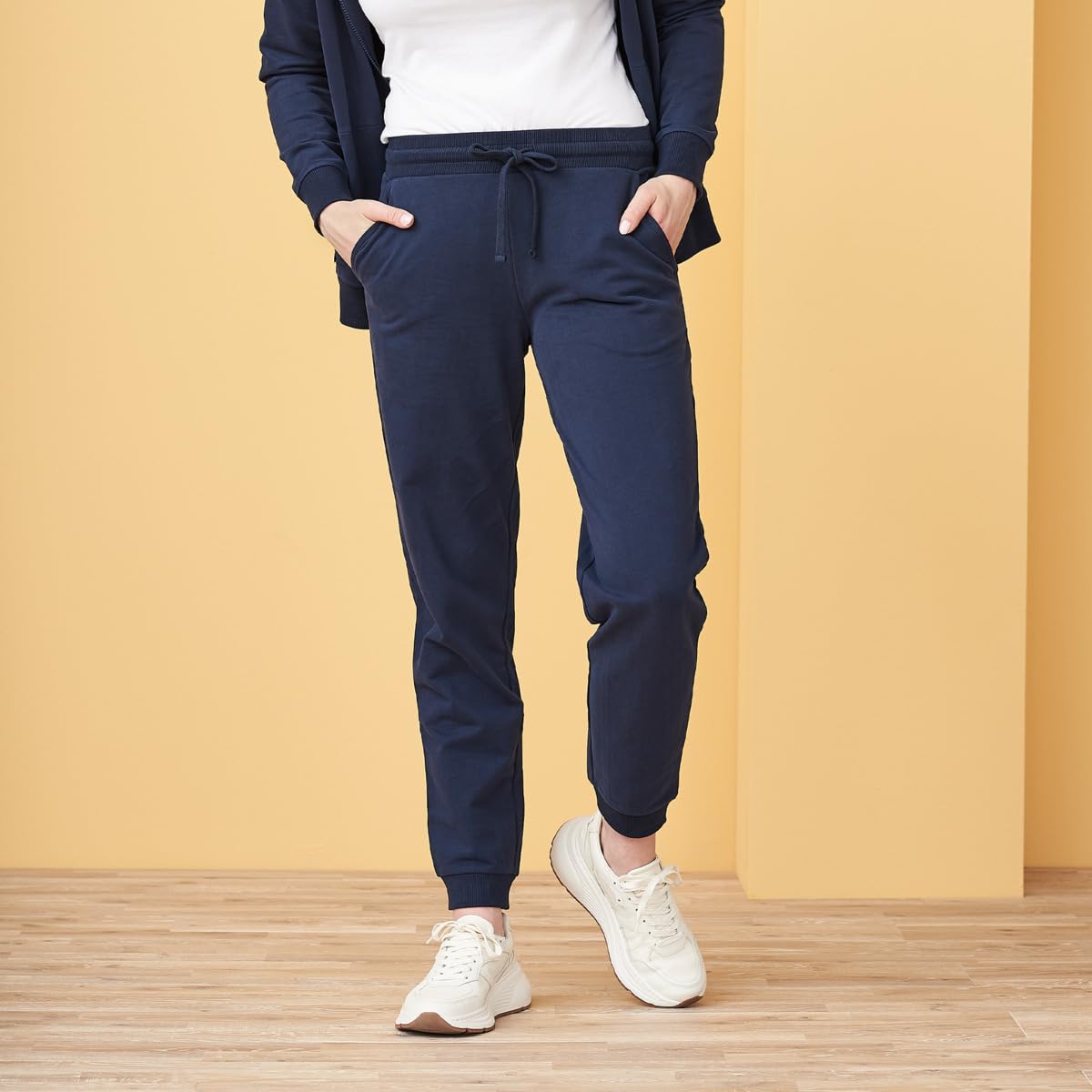 Living Crafts - Lavinia | Jogging-Hose - Samtiges Bio-Baumwoll-Sweat, Elastischer Bund, Großzügige Seitentaschen, Breite RIPP-Bündchen, Ton-in-Ton Logo-Stick