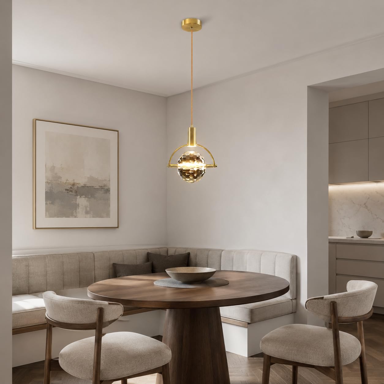 Lámpara colgante de cristal facetado con estructura metálica para comedor.