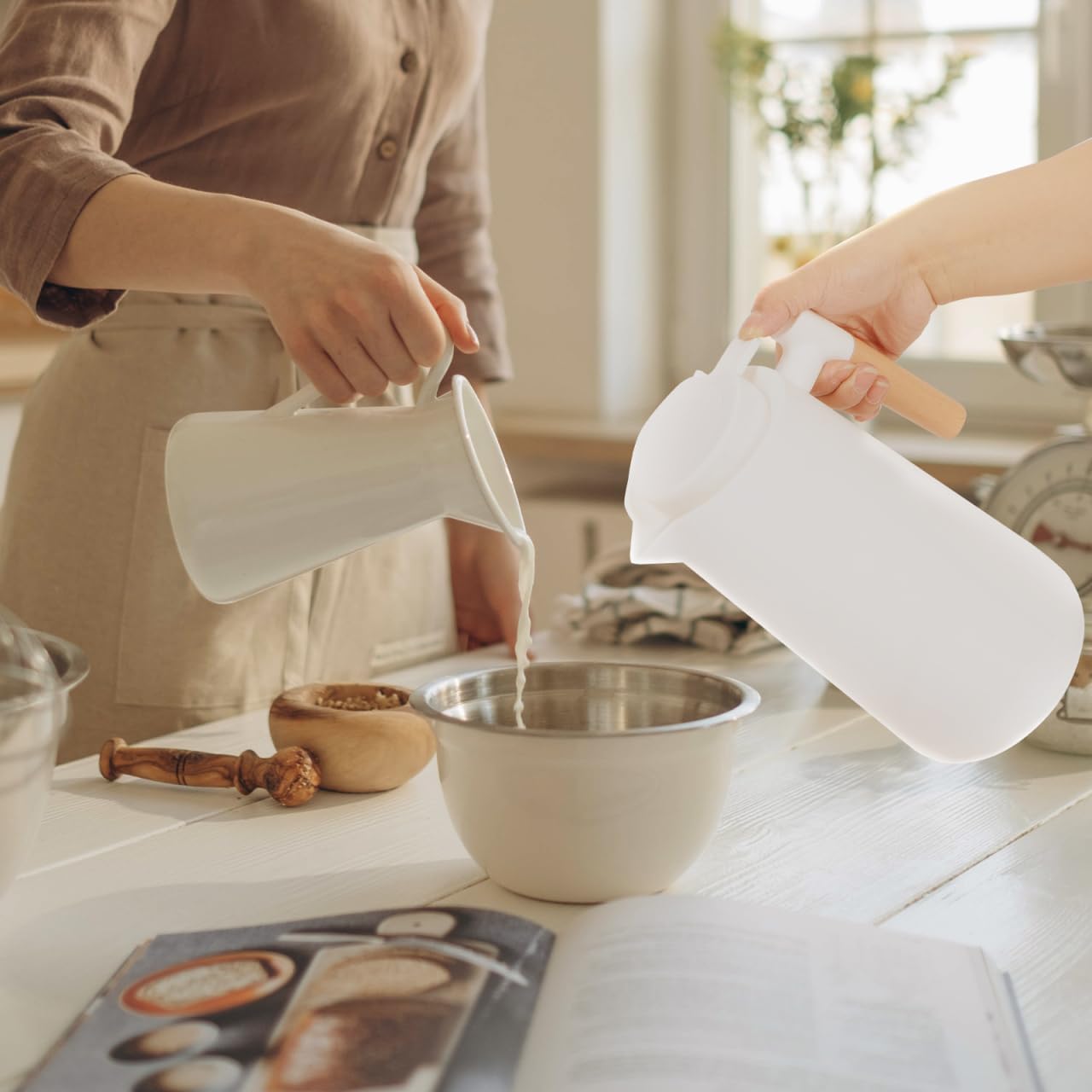 Cabilock Thermal Coffee Carafe Insulated Household Thermal Carafe Pot Insulated Kettle Insulated Portable Hot Water Bottle with Wooden Handle Glass Liner for Tea Coffee - Image 4