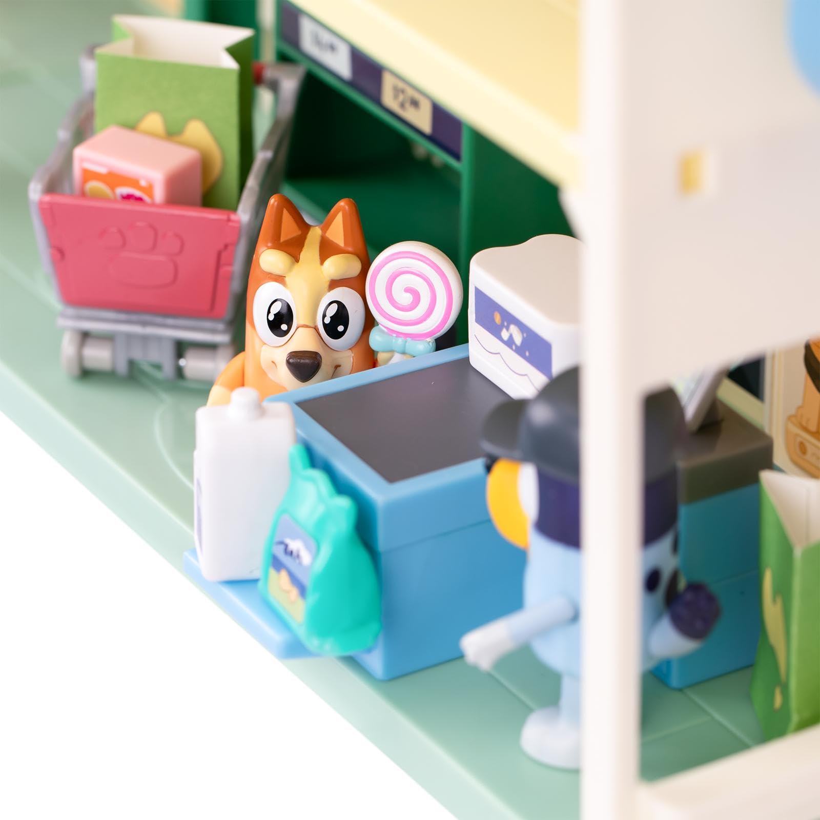 Rocco Giocattoli | Il Supermercato di Bluey - Playset con 2 Action Figures, Accessori e adesivi