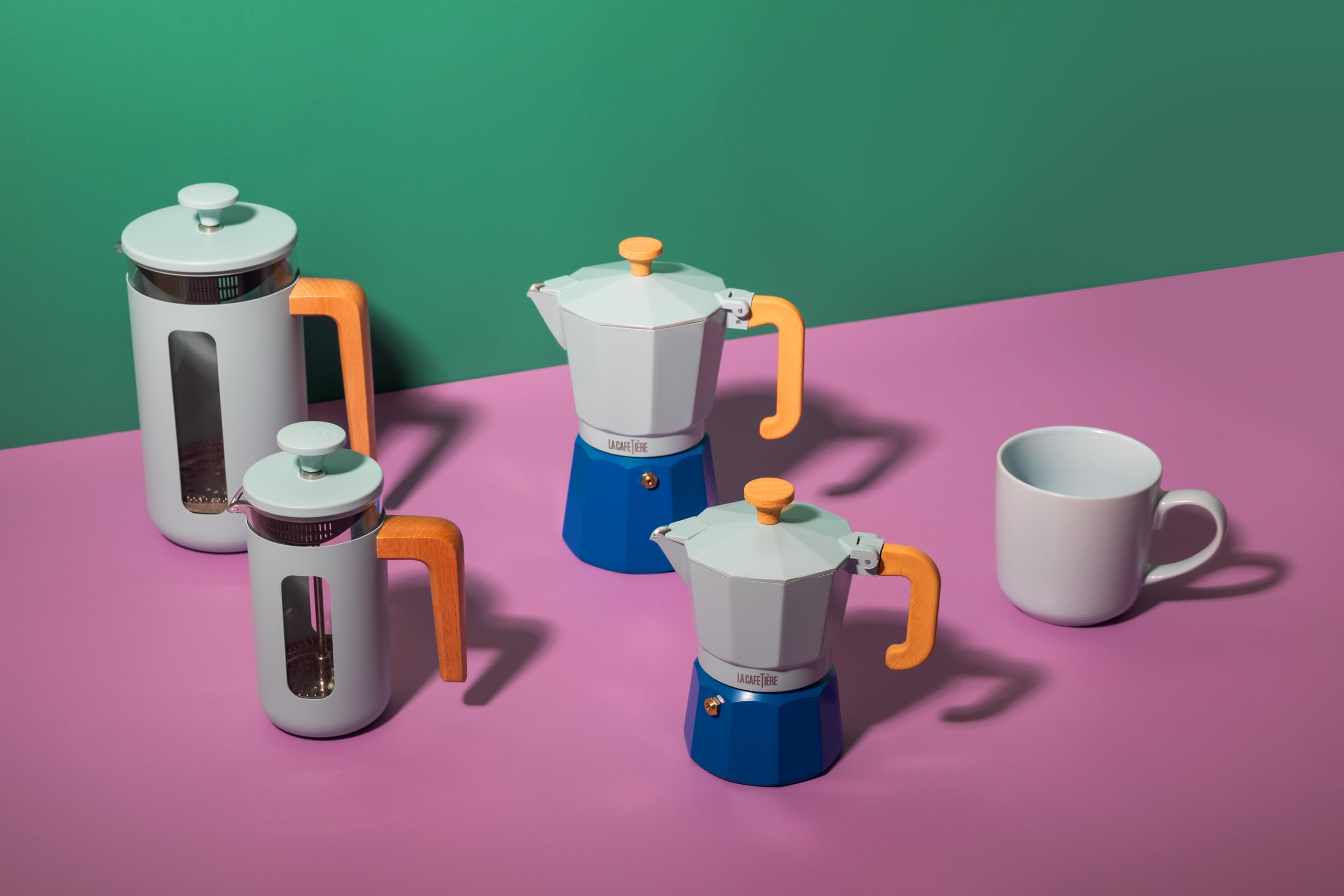 La cafetière pisa 3 cup cafetière in sky blue, wytrzymała rama i tłok ze stali nierdzewnej, żaroodporna praska francuska ze stylowym uchwytem z naturalnego drewna