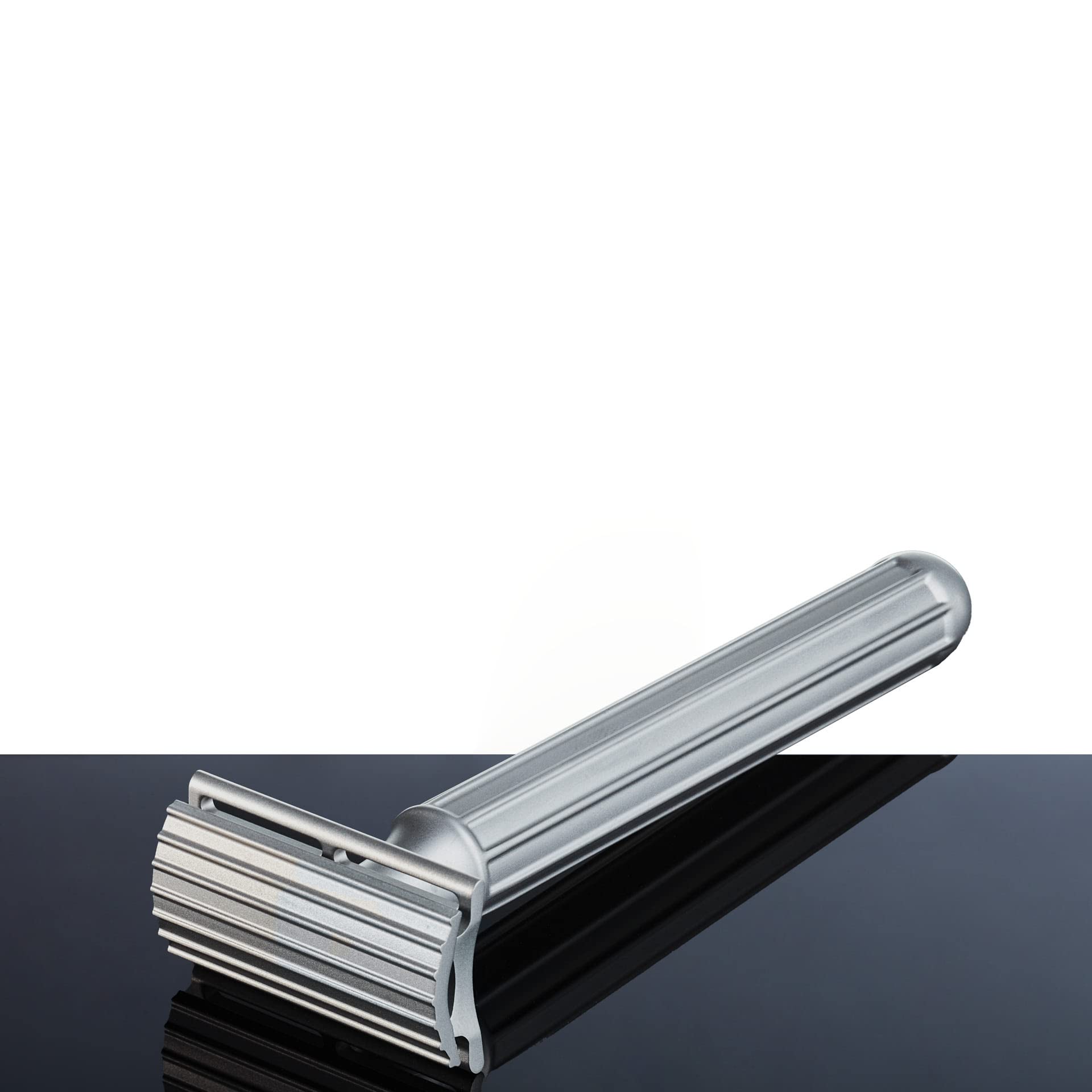 Titanium Rasuerset mit Rasierhobel, Veganem Rasierpinsel und Rasierständer, Titangrau | Titan Rasurset für präzise und hautschonende Nassrasur