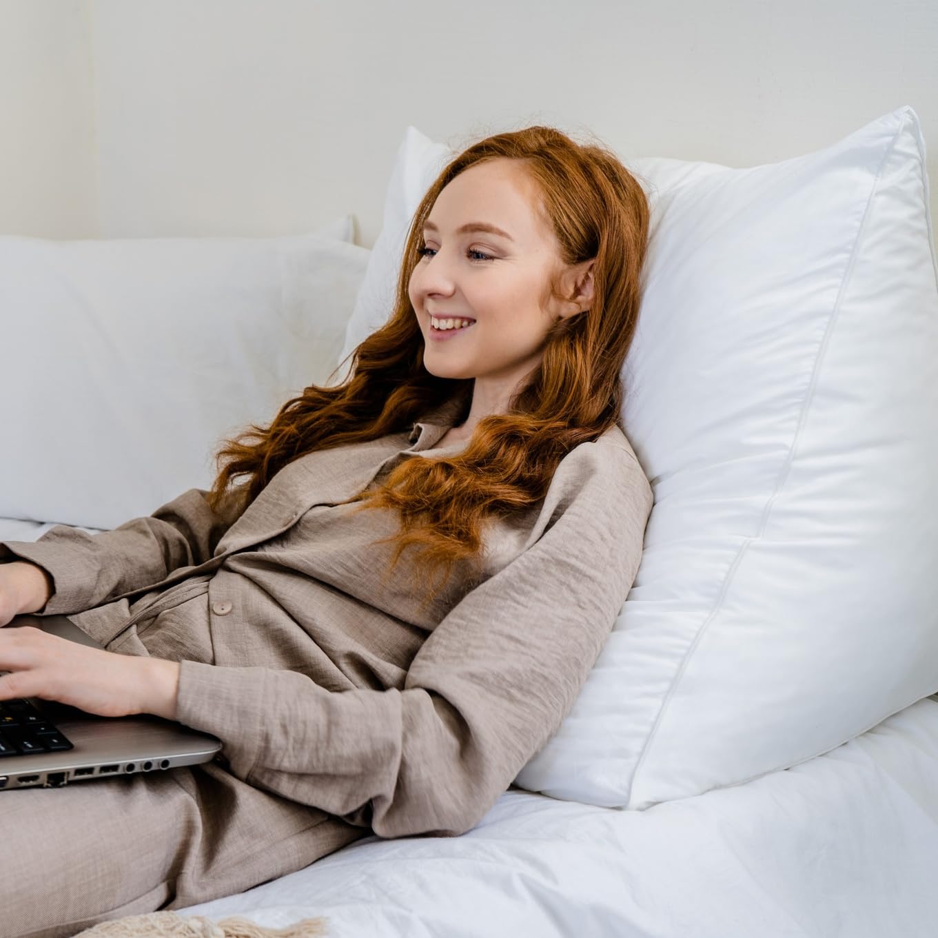 Bline Coussin de Lecture Blanc, Coussin Dossier Ergonomique en Mousse a Memoire de Forme pour Lire au Lit ou sur Le Canape, Housse Coton Lavable, Pochette Livre