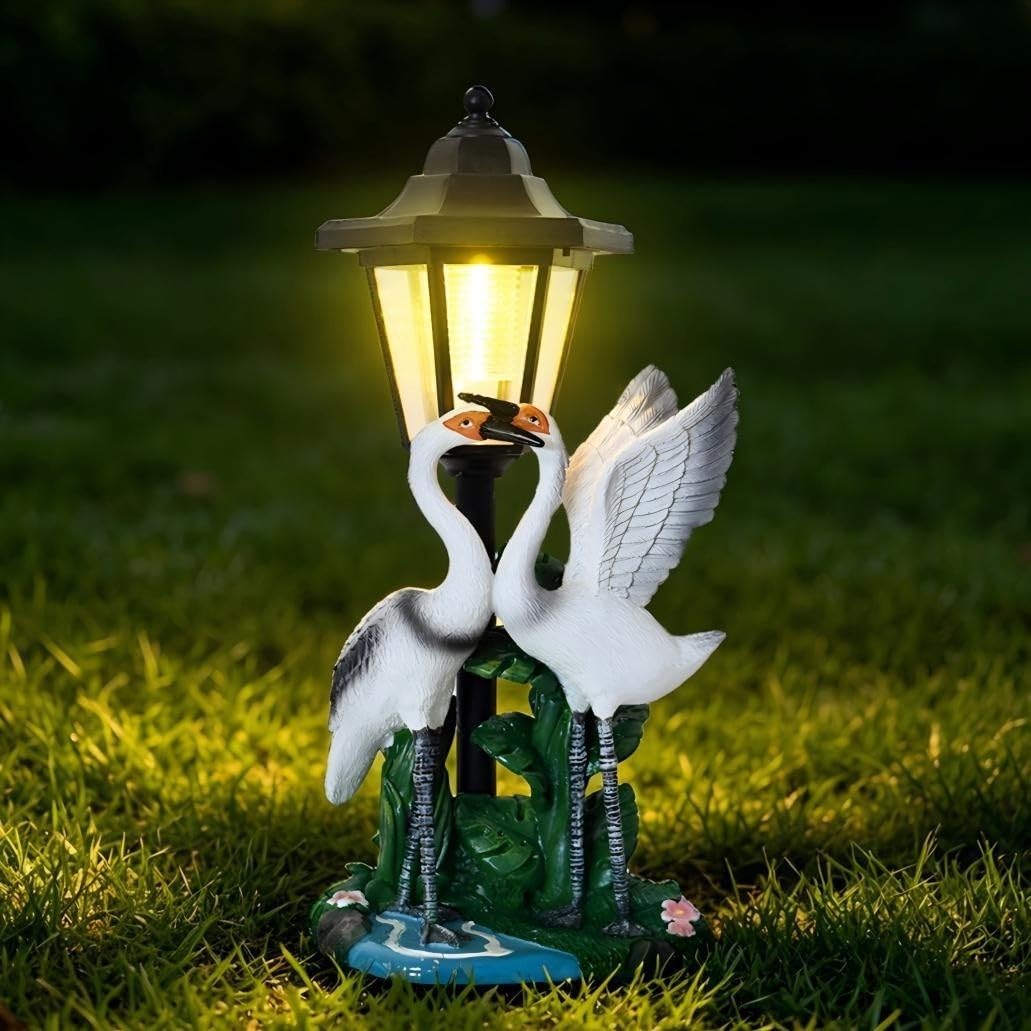 Luce solare del giardino della statua della coppia di uccelli