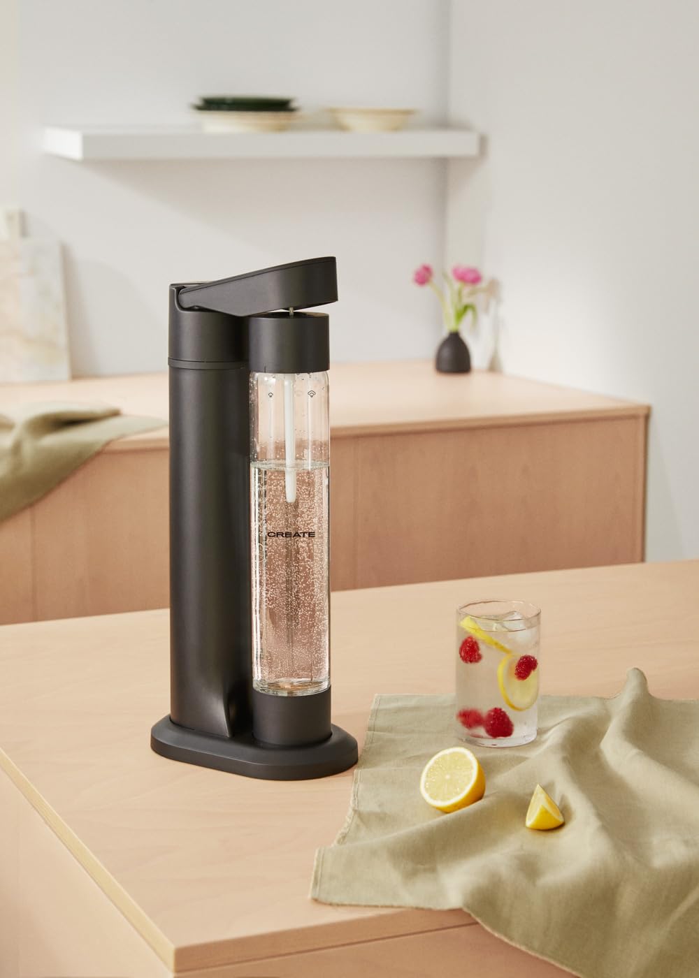 CREATE/SODA MAKER STUDIO/Máquina para hacer agua con gas 1L negro/No incluye cilindros de CO2, carbonata en 4 pasos, botella libre de BPA, sin enchufes