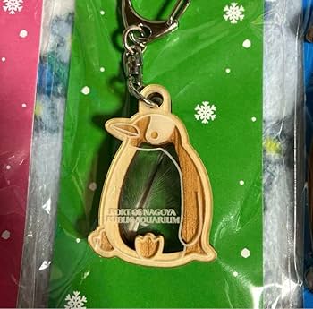 名古屋港水族館 ペンギンの羽根キーホルダー エンペラーペンギン ミュージアムショップの新商品。 ペンギンの羽根キーホルダー