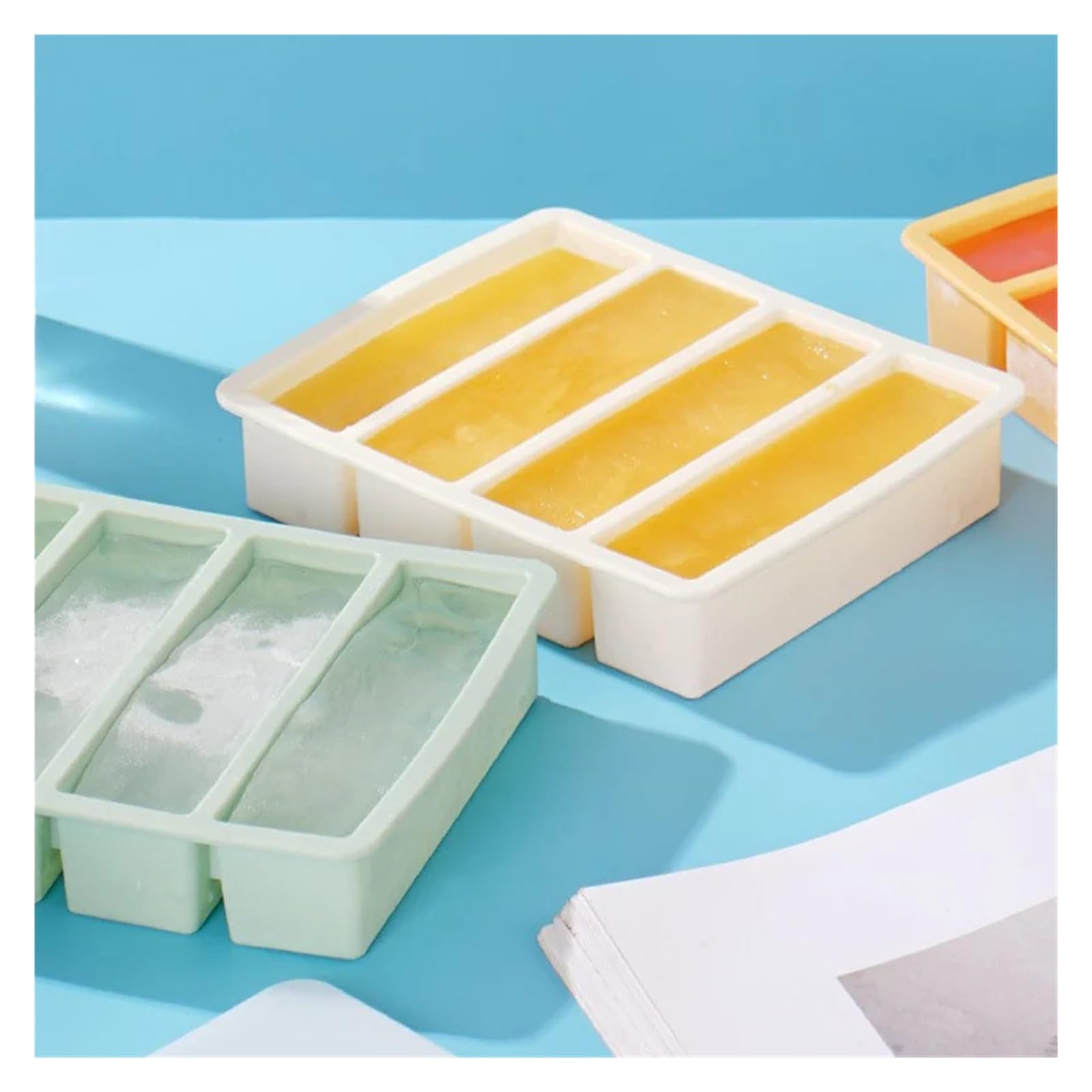 Molde for cubitos de hielo 4 rejillas, molde reutilizable silicona, bandeja Rectangular for congelados con cubierta, caja almacenamiento cocina duradera, herramienta(Cream white with lid)