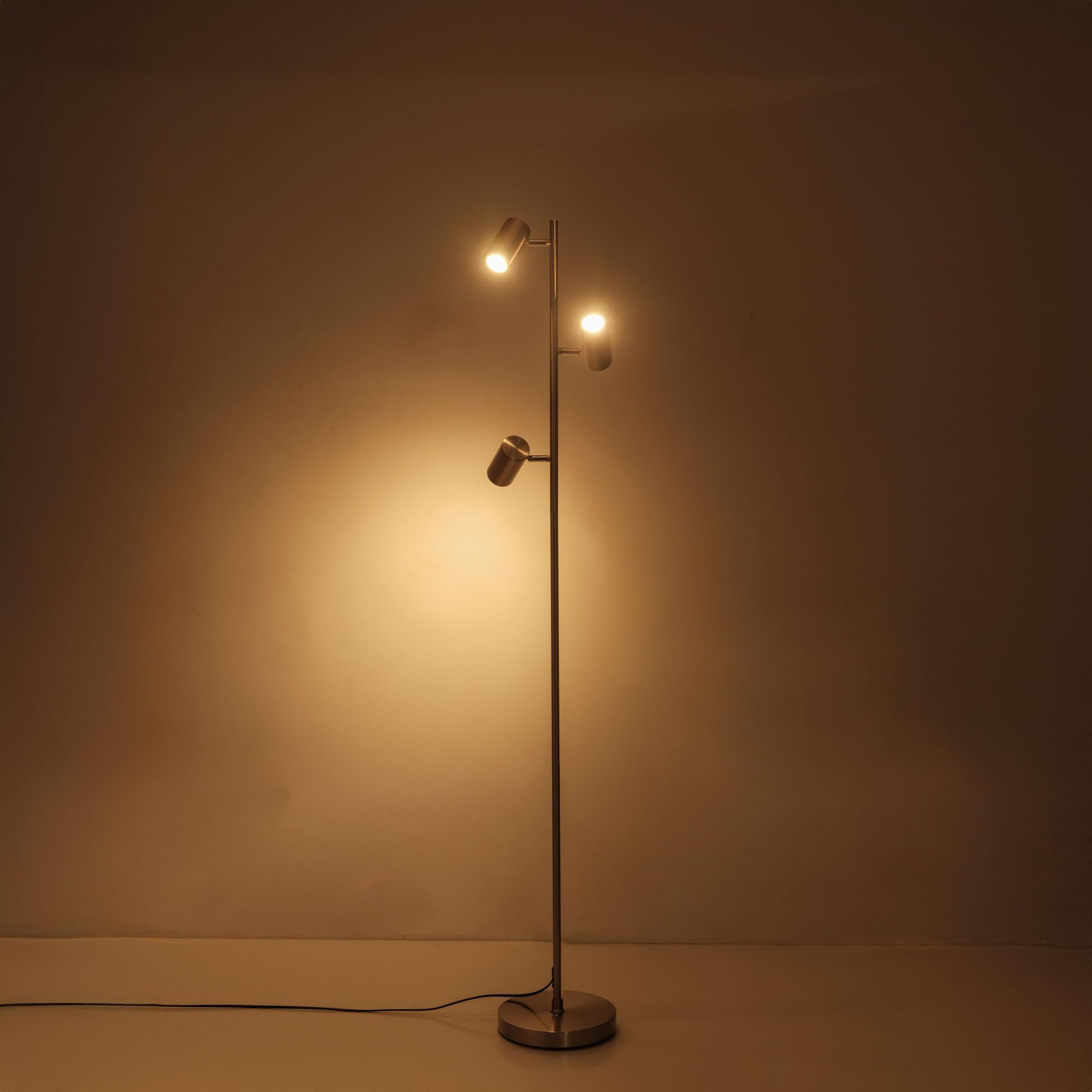 Stehleuchte Luvio 3-flammig GU10 | Satin Nickel, Modernes Industrial-Design, Verstellbare Strahler | Ideal für Wohnzimmer, Schlafzimmer und Home-Office