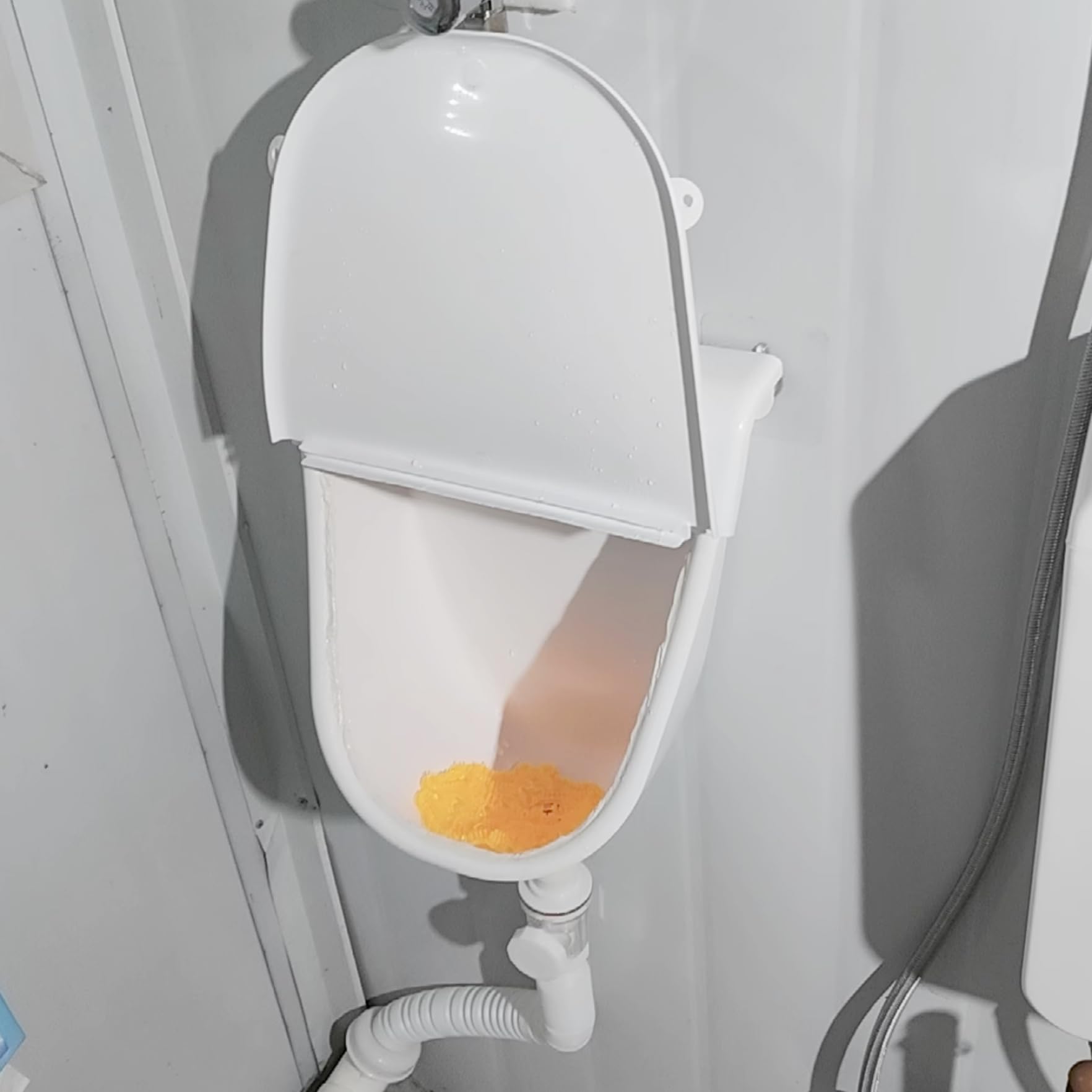 Urinarios de plástico para hombres, orinal sin agua, inodoro, montado en la pared, con cubierta y función de descarga para el hogar, dormitorio, jardín, autocaravana, blanco, urinarios de plástico pa